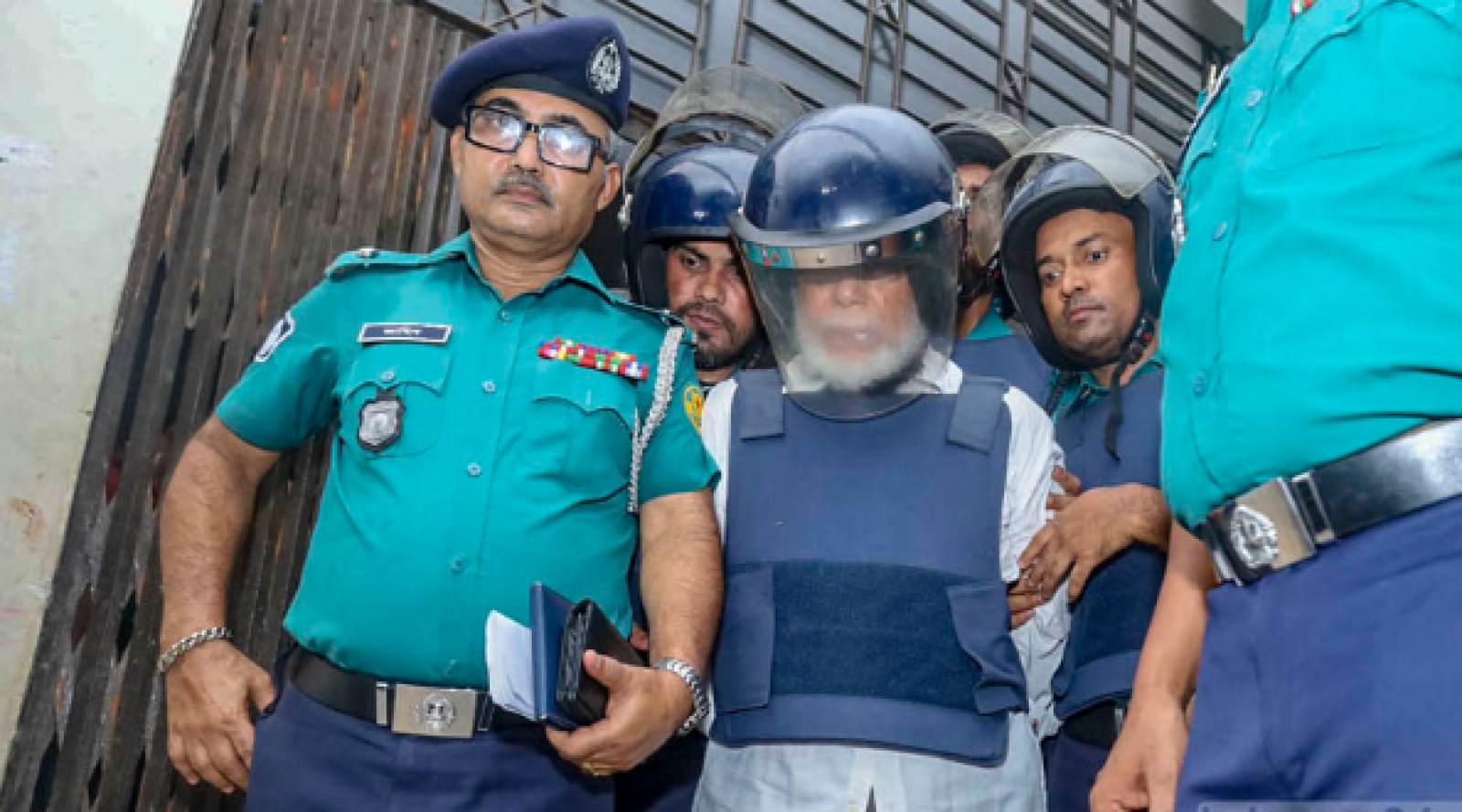 ৪ মামলায় সাবেক প্রধান বিচারপতি খায়রুল হকের জামিন