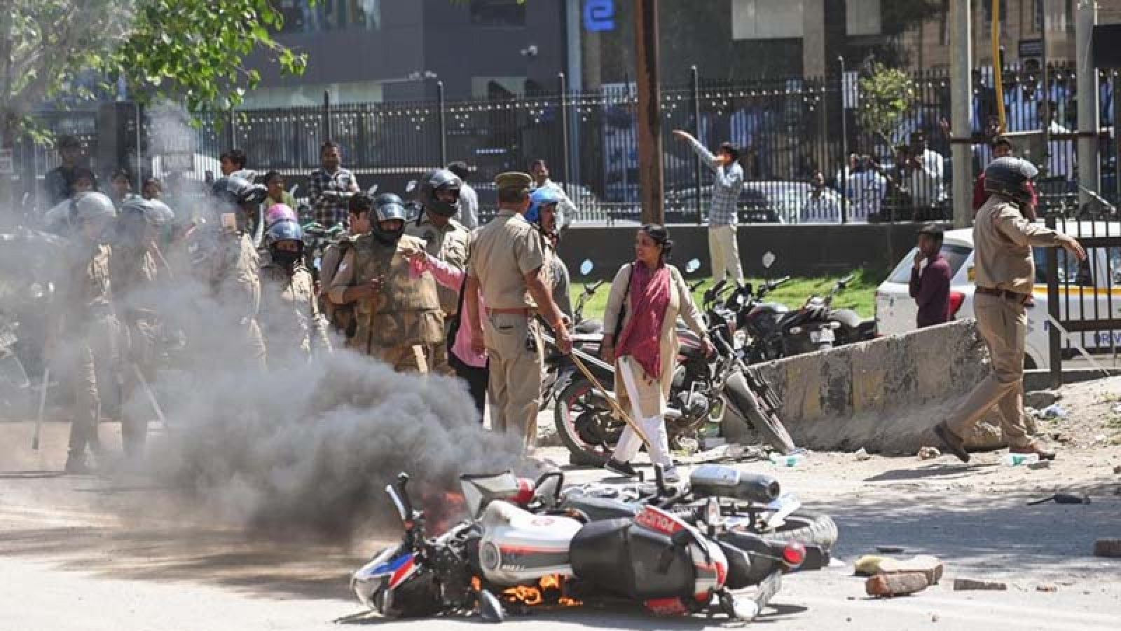 ভারতের ‘ম্যানুফ্যাকচারিং হাব’ হয়ে ওঠার স্বপ্ন কি চ্যালেঞ্জের মুখে