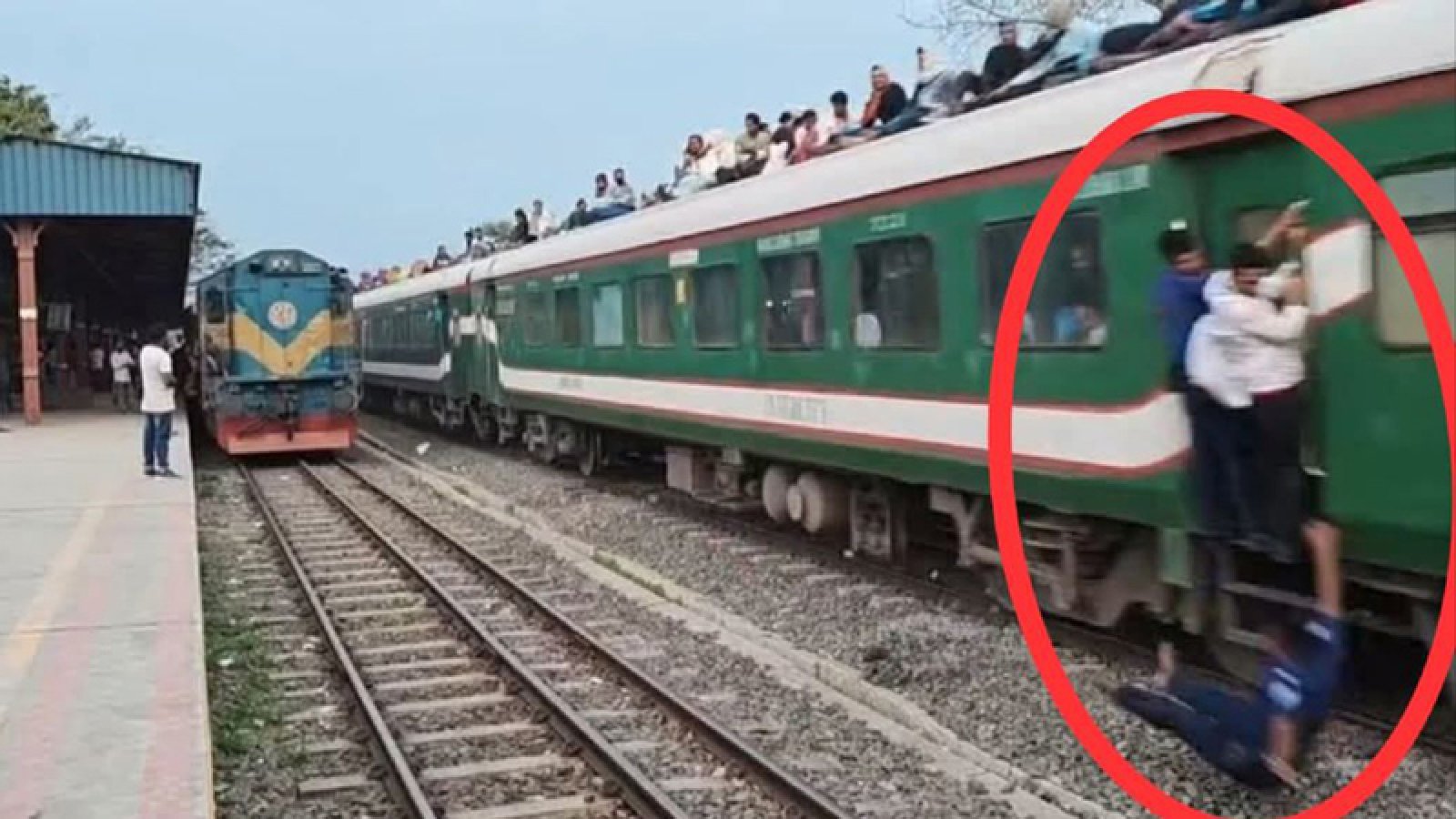 ট্রেন থেকে ছিটকে পড়ে অল্পের জন্য প্রাণে বাঁচলেন পুলিশ সদস্য!
