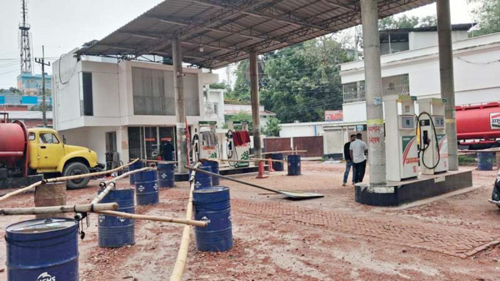 রংপুর নগরীর সব ফিলিং স্টেশন বন্ধ, ভোর থেকে মোটরসাইকেলের দীর্ঘ লাইন