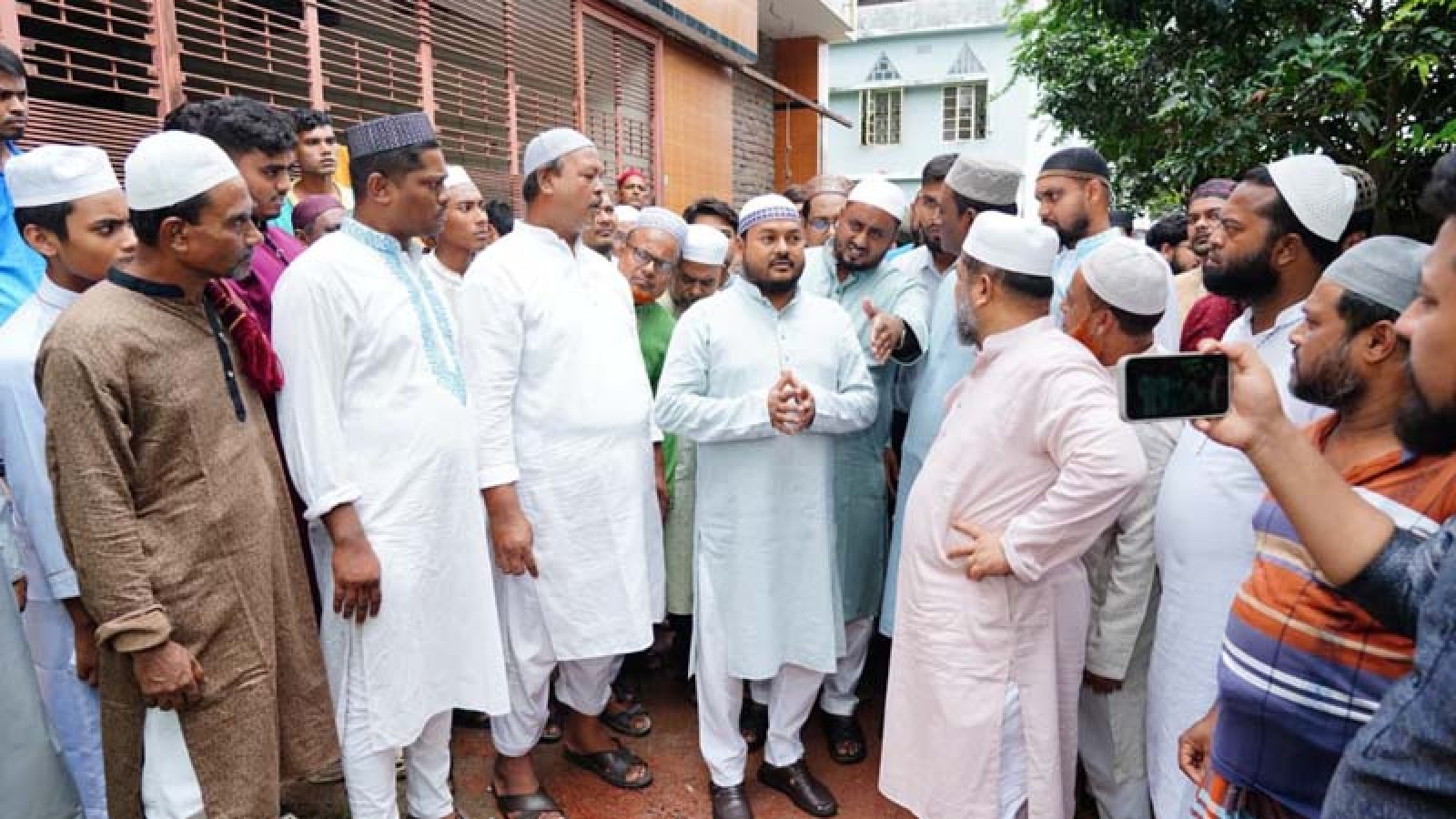 ১৪নং ওয়ার্ডের বিভিন্ন রাস্তা পরিদর্শন করেন রাসিক প্রশাসক