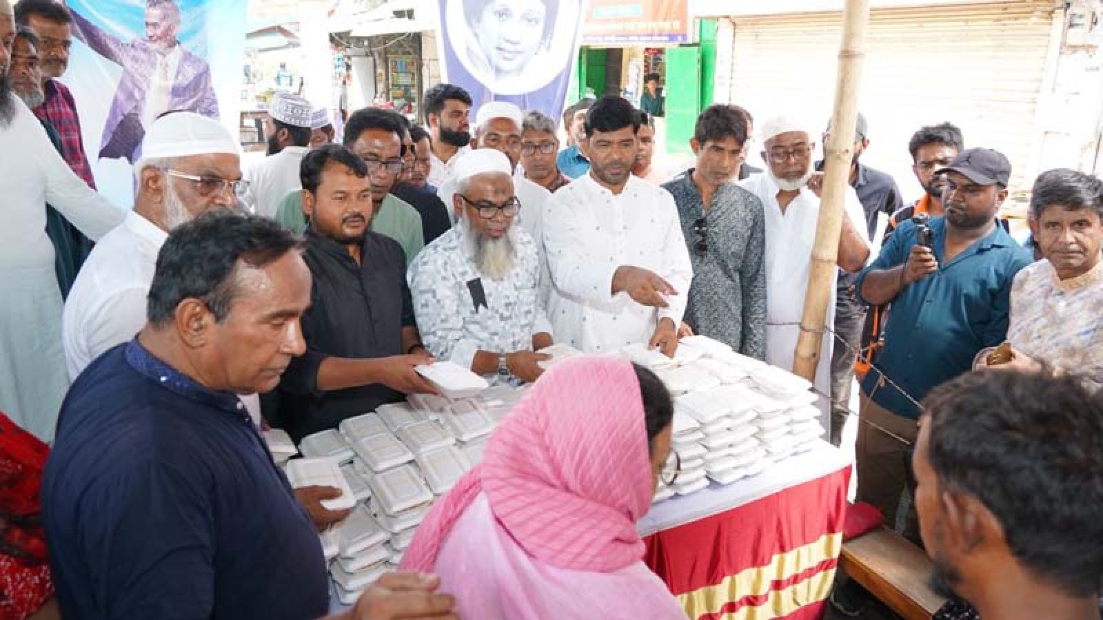 শহীদ রাষ্ট্রপতি জিয়াউর রহমানের বার্ষিকী উপলক্ষে দুস্থদের মাঝে খাবার বিতরণ