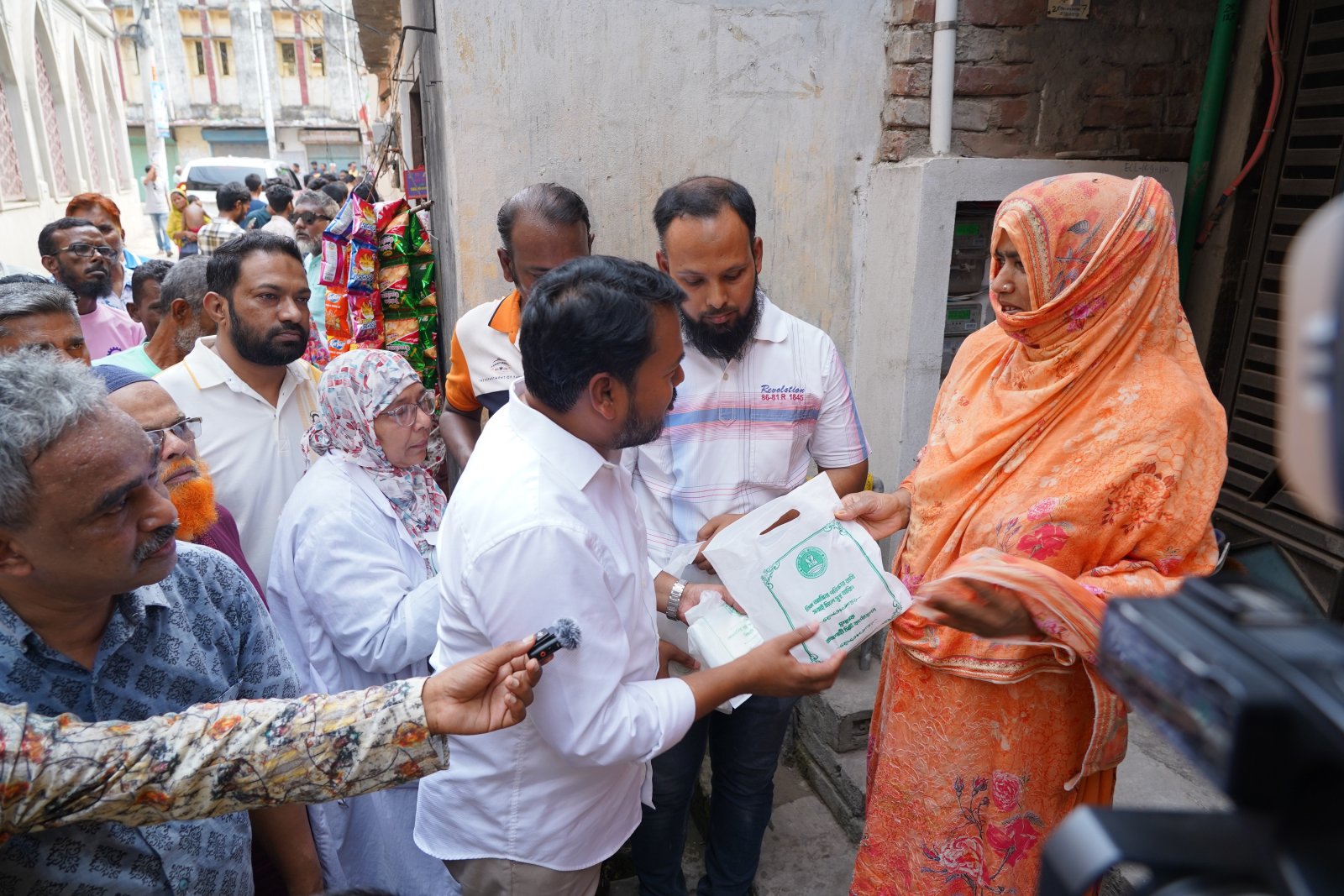 নগরবাসীকে পরিবেশবান্ধব ব্যাগ ও ব্লিচিং পাউডার বিতরণ