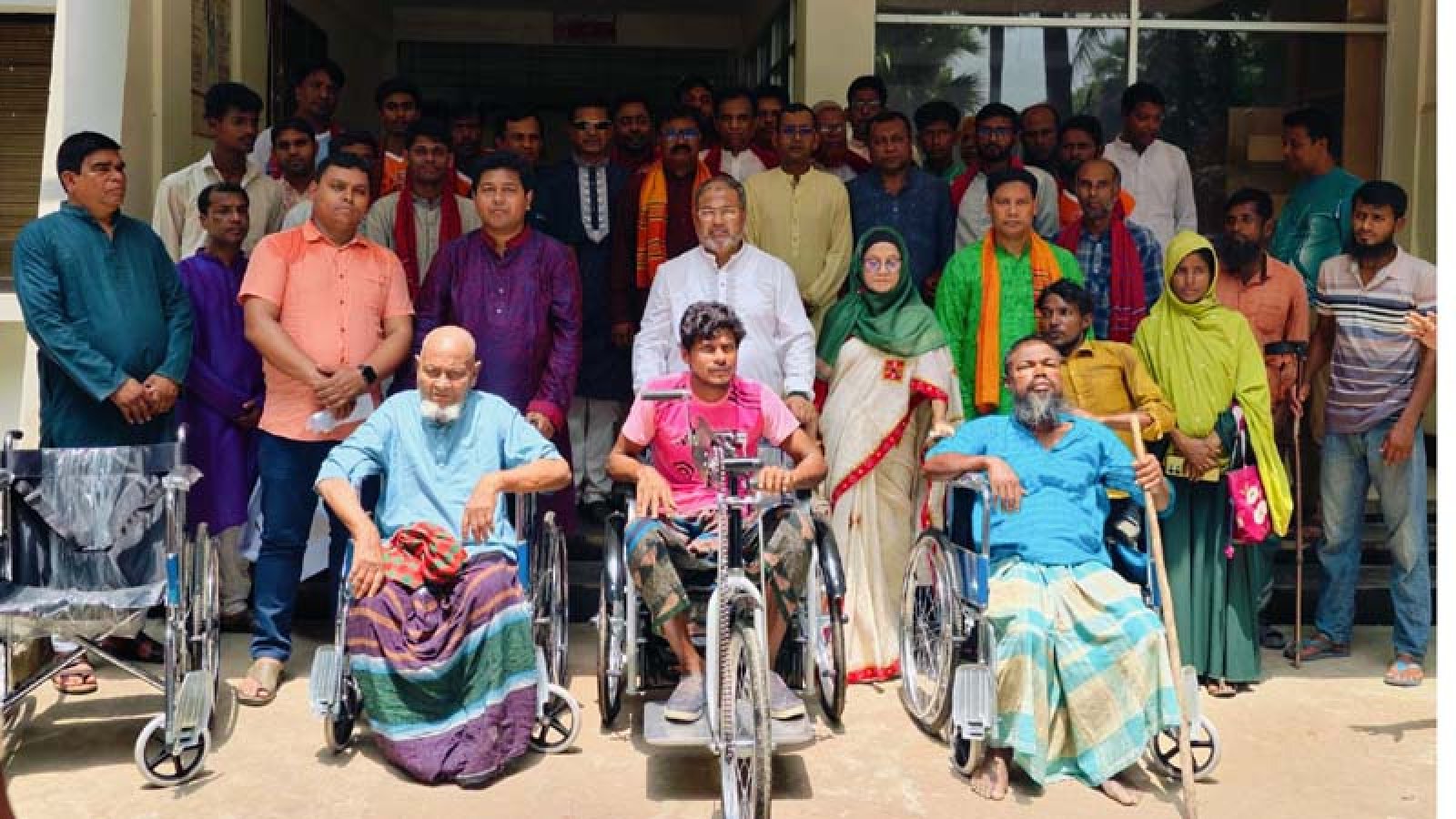 সিংড়ায় প্রতিবন্ধীর মাঝে হুইলচেয়ার বিতরণ