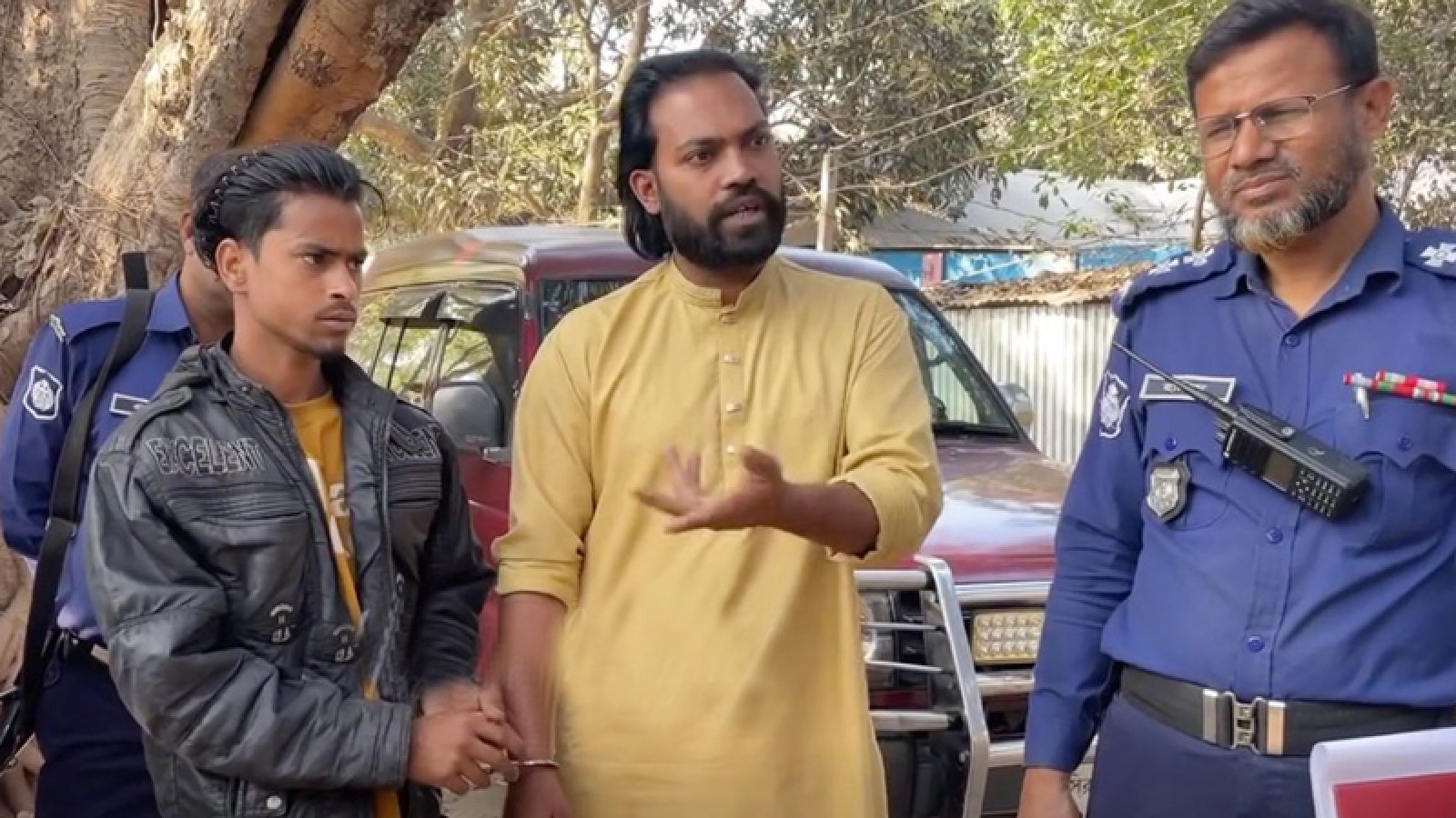 উল্লাপাড়ায় ইয়াবাসহ দুই ইউটিউবার আটক