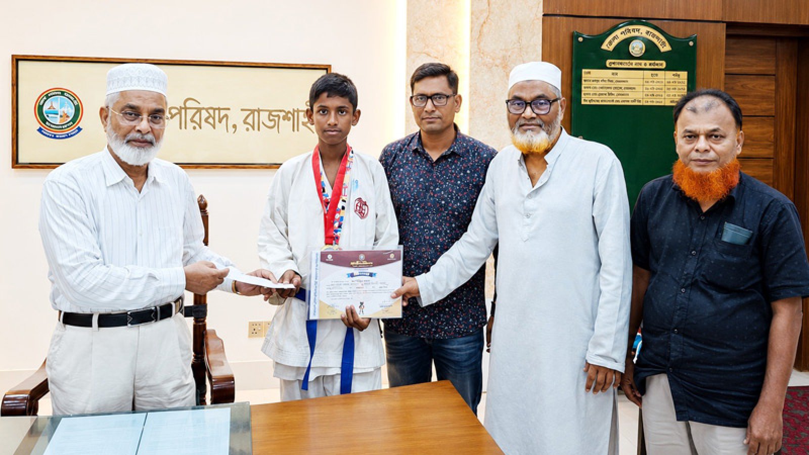 কারাতে সাফল্য জয়ী আতিকুলকে জেলা পরিষদের আর্থিক সহায়তা প্রদান
