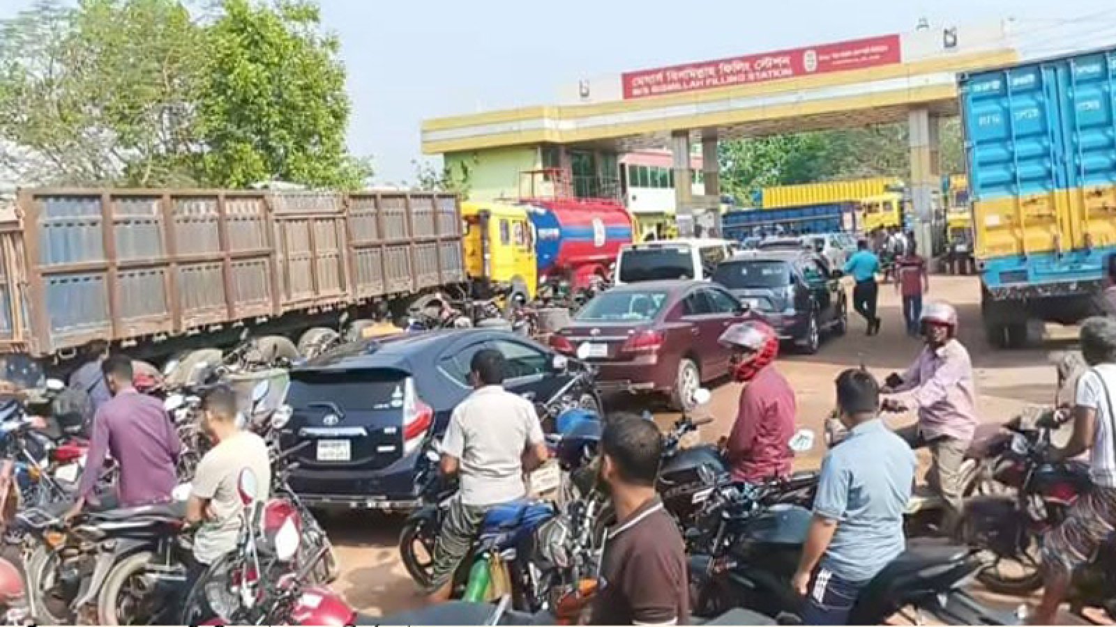 দুর্গাপুরে কোথাও মিলছে না পেট্রল-অকটেন, পাম্পে দীর্র্ঘ সারি