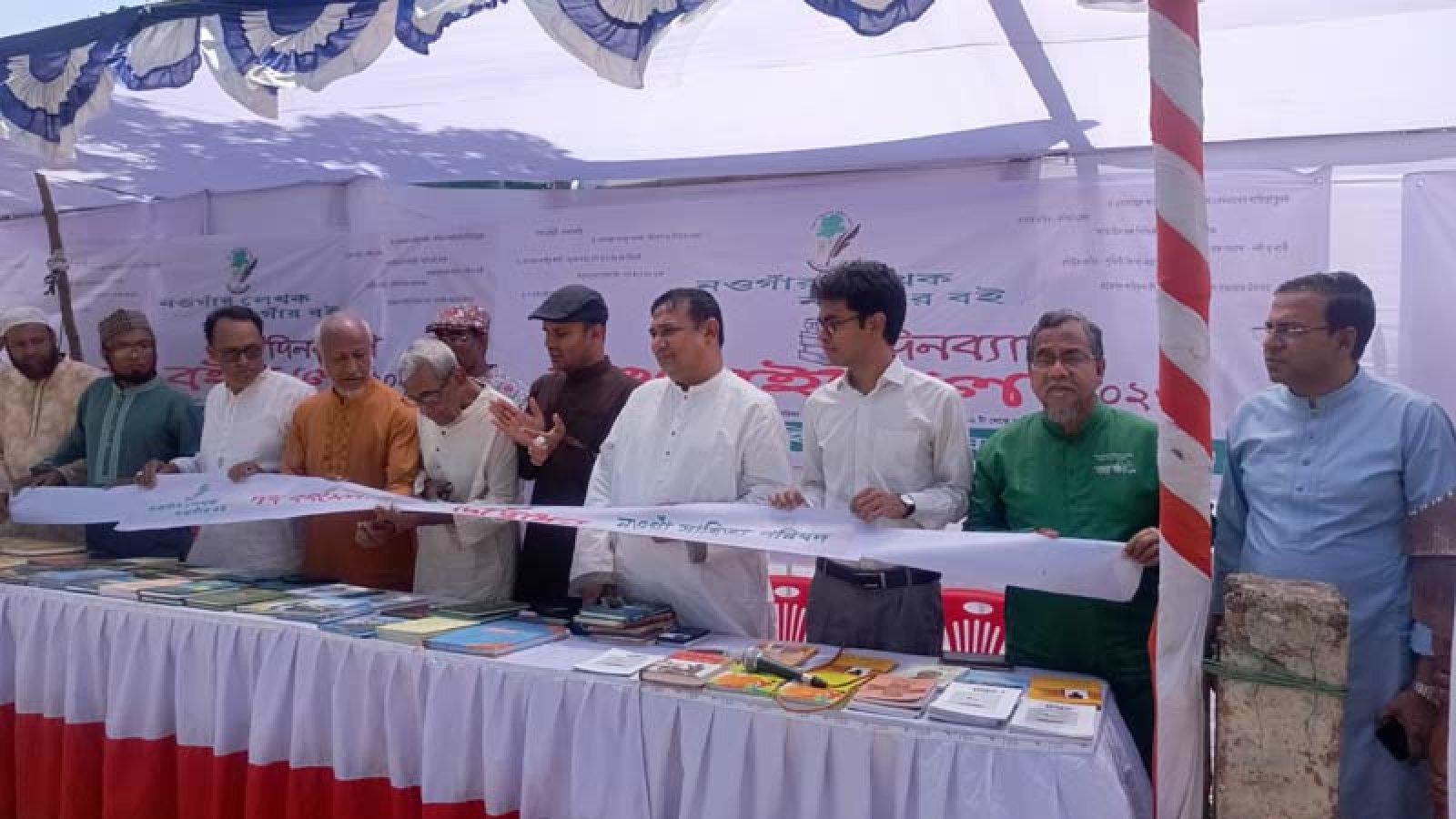 নওগাঁয় পথবইমেলা অনুষ্ঠিত