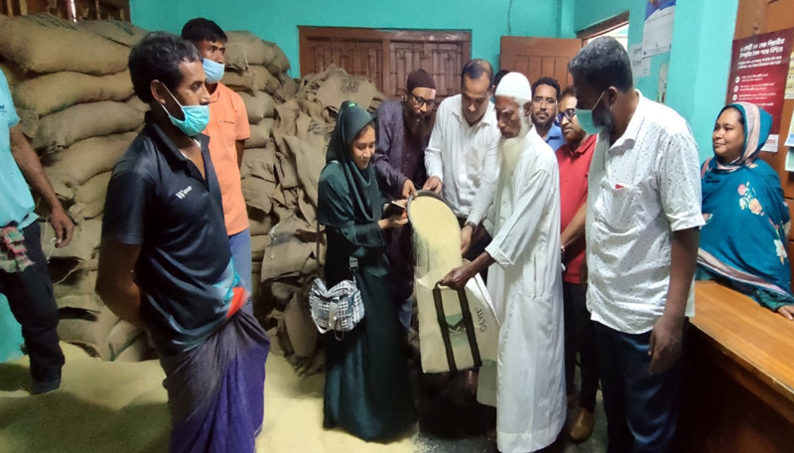 রাণীনগরে ইদ উপহারের ভিজিএফ চাল বিতরণ