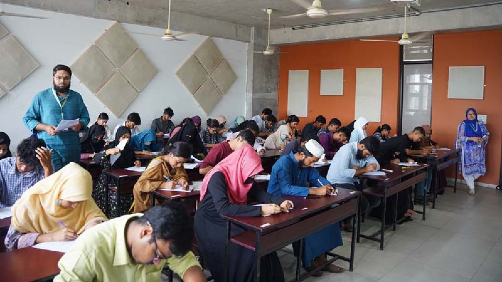বরেন্দ্র বিশ্ববিদ্যালয়ে সামার-২০২৬ সেশনের আইন ও ফার্মেসী বিভাগের ভর্তি পরীক্ষা অনুষ্ঠিত