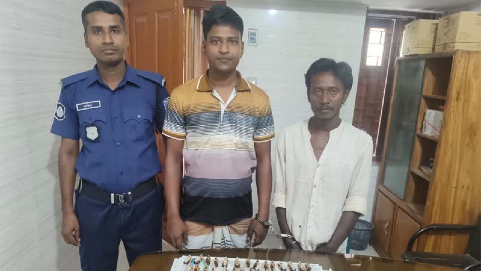 আত্রাইয়ে অ্যাম্পুল ও হেরোইনসহ আটক ২
