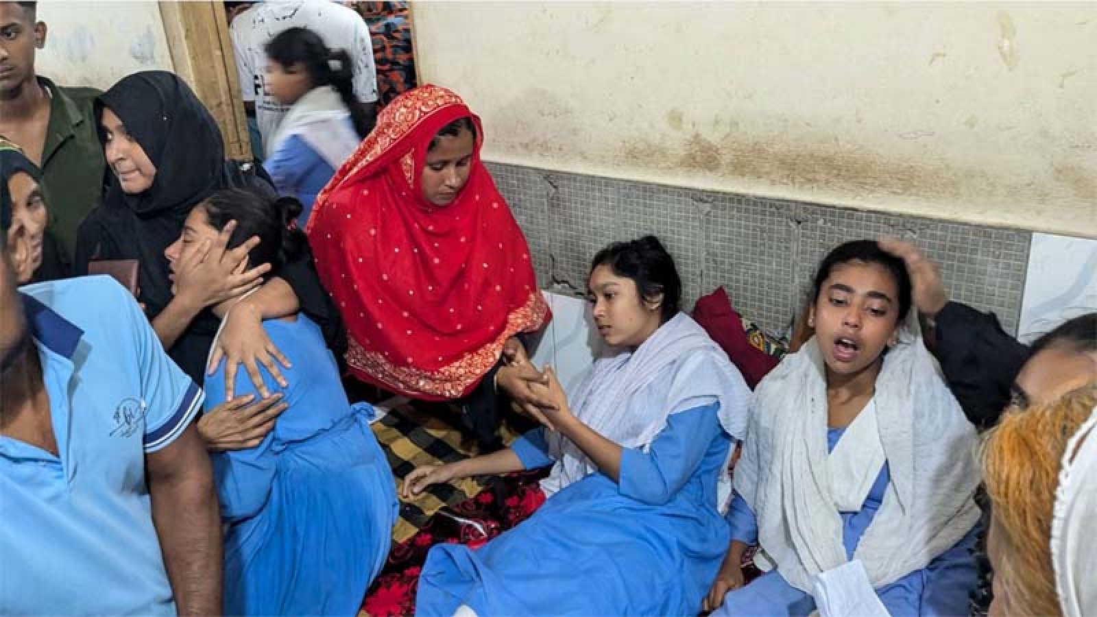 ঈশ্বরদীর মুলাডুলি উচ্চ বিদ্যালয়ে অসুস্থ হয়ে হাসপাতালে ভর্তি ৬৫ শিক্ষার্থী