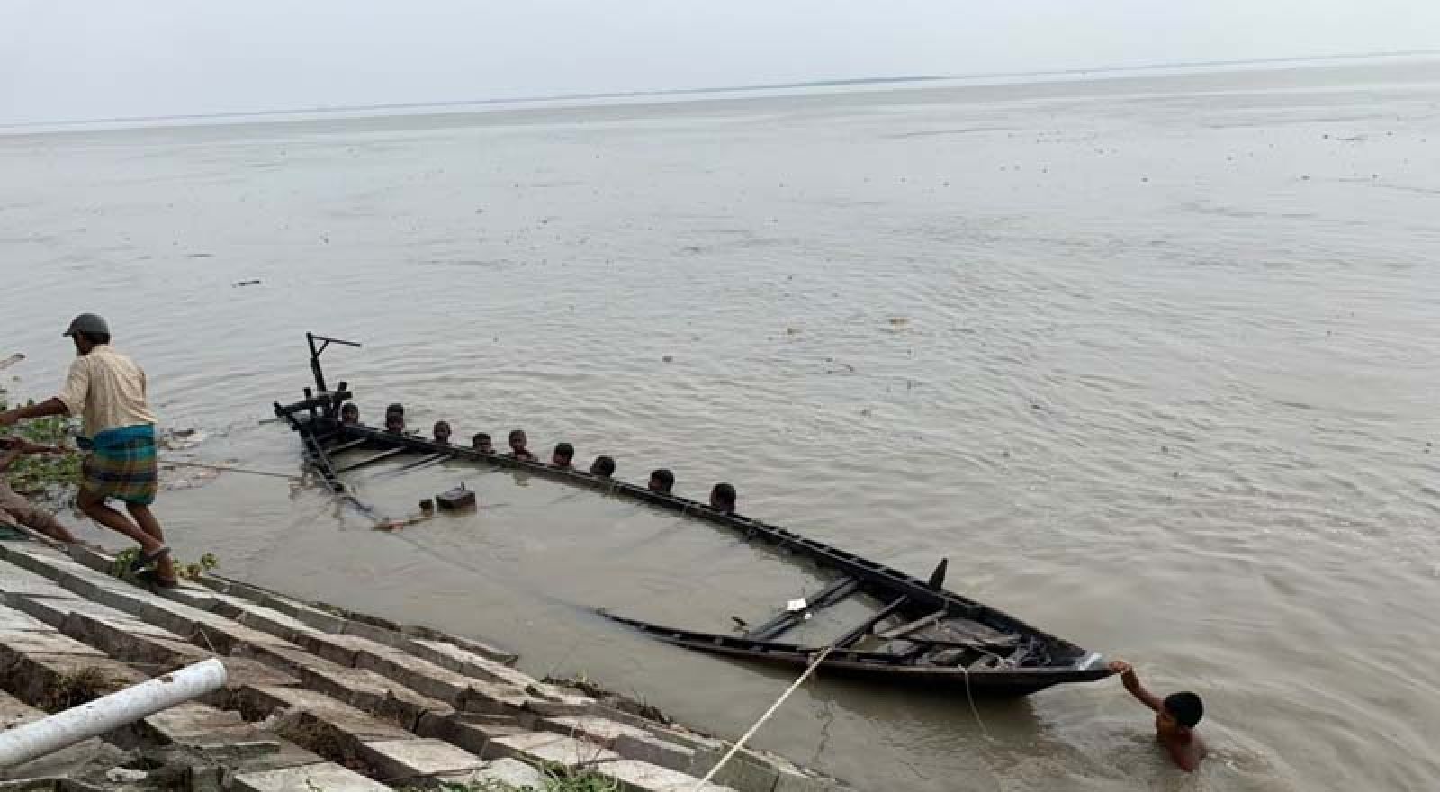গতিপথ বদলে পদ্মায় বিপজ্জনক ঘূর্ণি