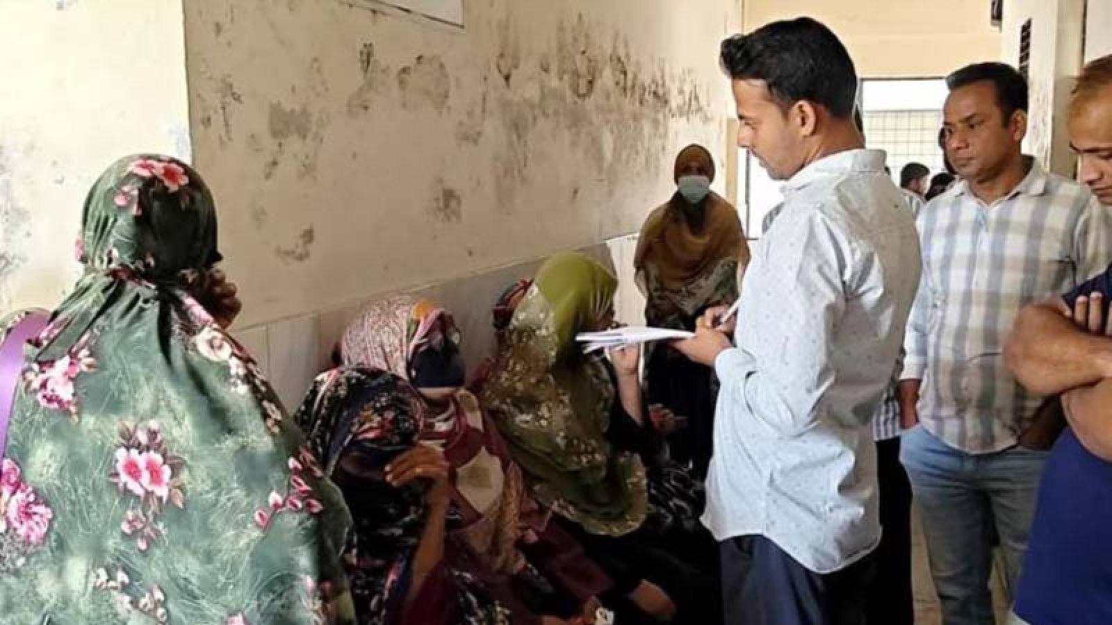 ঈশ্বরদী উপজেলা স্বাস্থ্য কমপ্লেক্স থেকে ৯ দালাল আটক