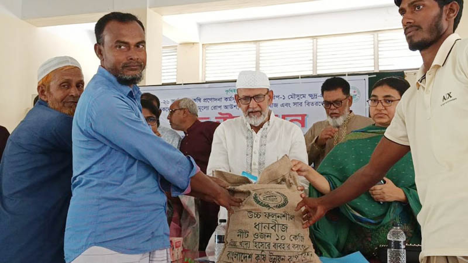 সাপাহারে ক্ষুদ্র ও প্রান্তিক কৃষকদের মাঝে বিনামূল্যে বীজ ও সার বিতরণ