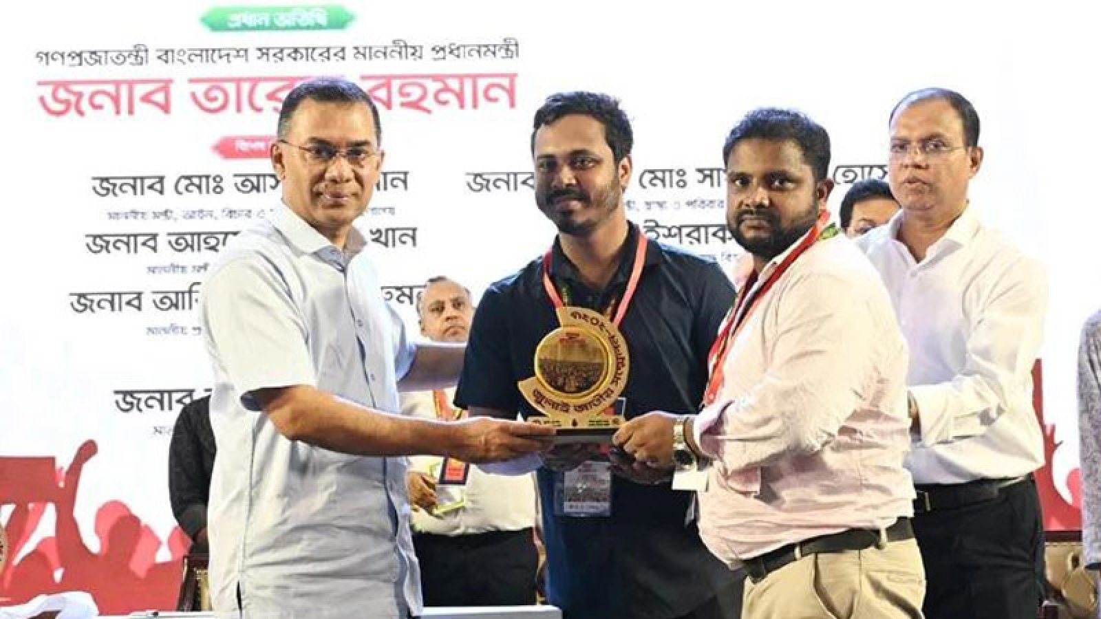 জুলাই স্মৃতি স্মারক তুলে দিলেন প্রধানমন্ত্রী তারেক রহমান