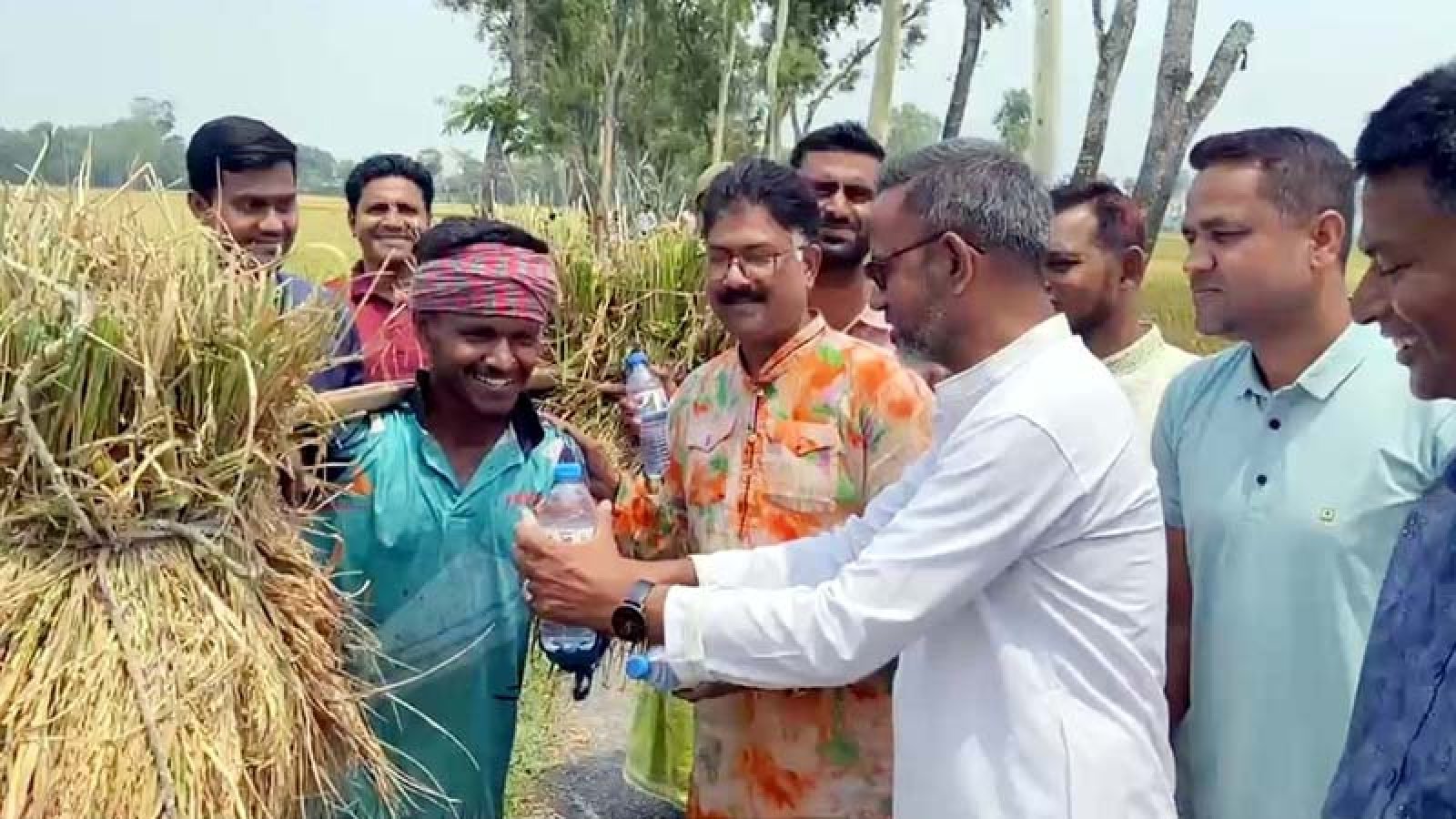 বদলগাছীতে কৃষকদের মাঝে খাবার স্যালাইন বিতরণ