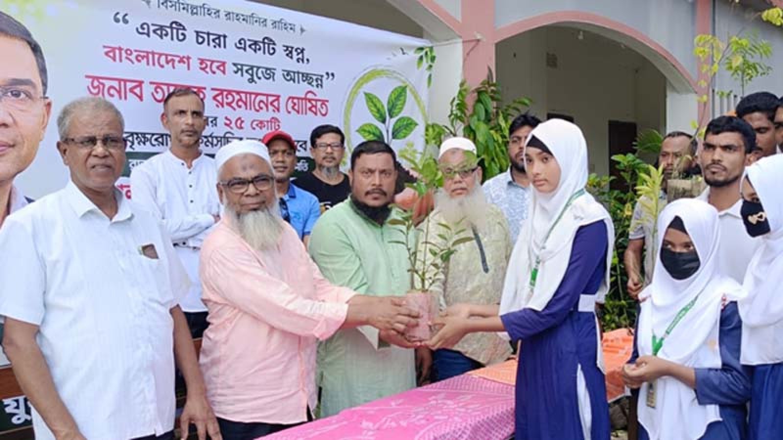 রাজশাহীতে শিক্ষার্থীদের মাঝে গাছের চারা বিতরণ বিএনপির