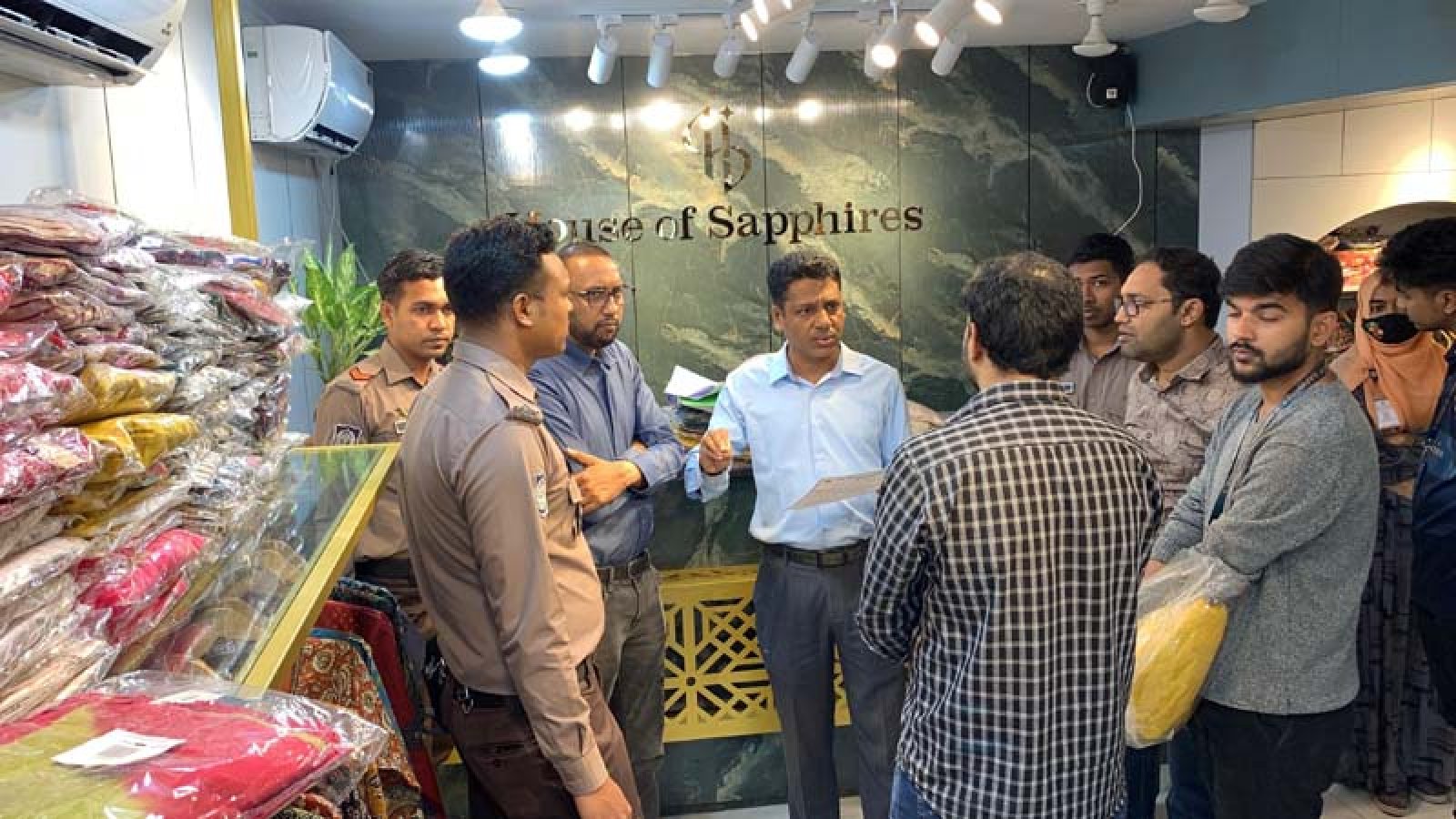 নগরীতে পাকিস্তানি পোশাক বলে মিথ্যা প্রচারণার অভিযোগে জরিমানা