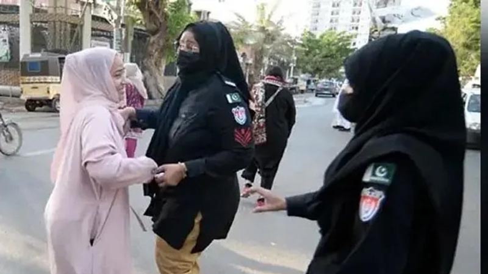 ইমরানের মুক্তির দাবিতে পাকিস্তানে বিক্ষোভ