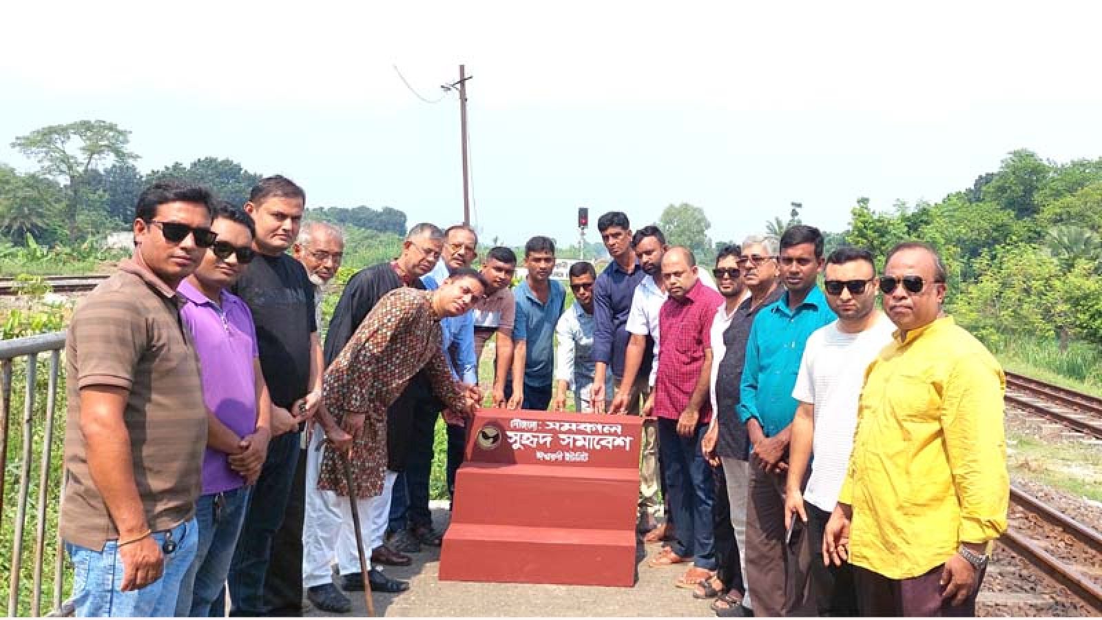 ঈশ্বরদী বাইপাসে যাত্রী ভোগান্তি লাঘবে কাঠের সিঁড়ি