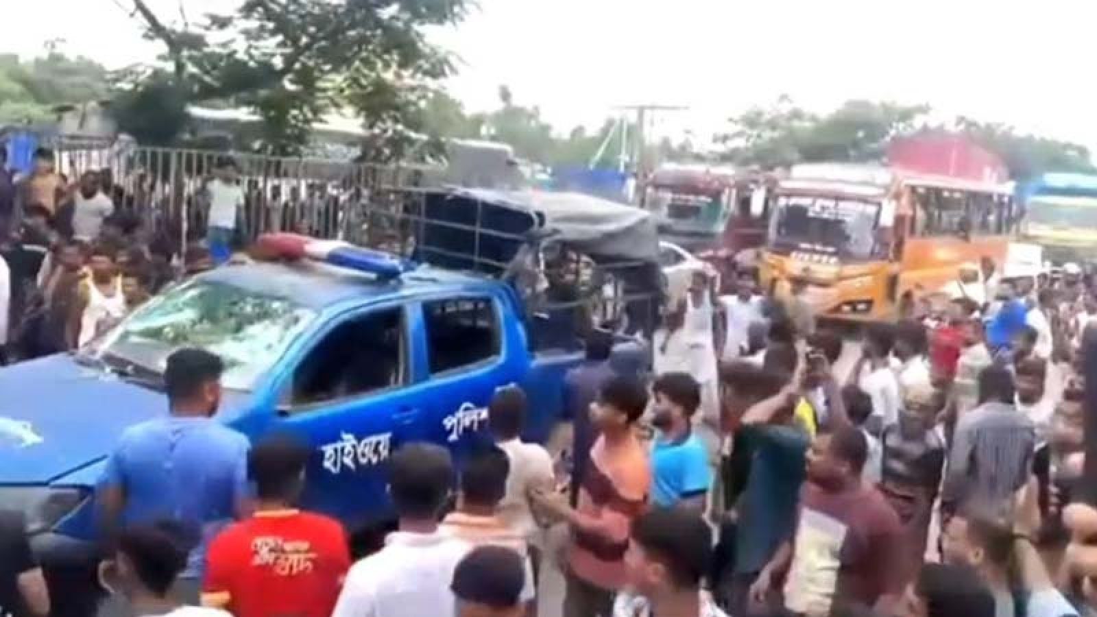 কুমিল্লায় পুলিশ-জনতা সংঘর্ষ, গাড়ি ভাঙচুর