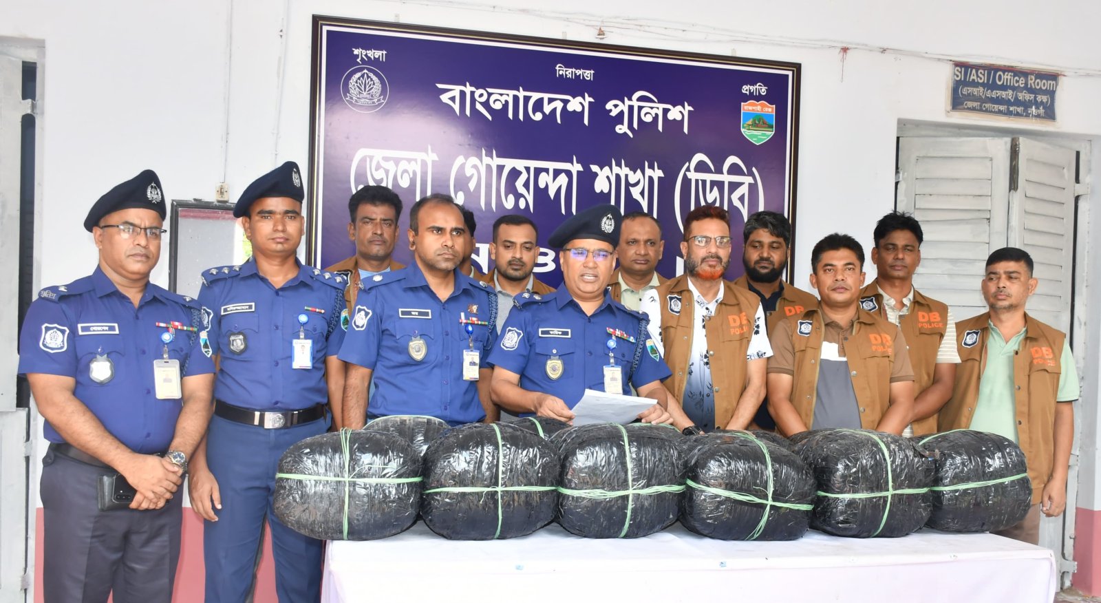 নওগাঁয় ৪২ কেজি ৫০০ গ্রাম গাঁজাসহ গ্রেপ্তার ১