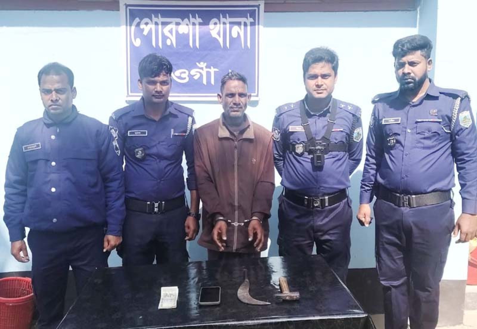 পোরশায় আন্তজেলা ডাকাত দলের সদস্য আটক