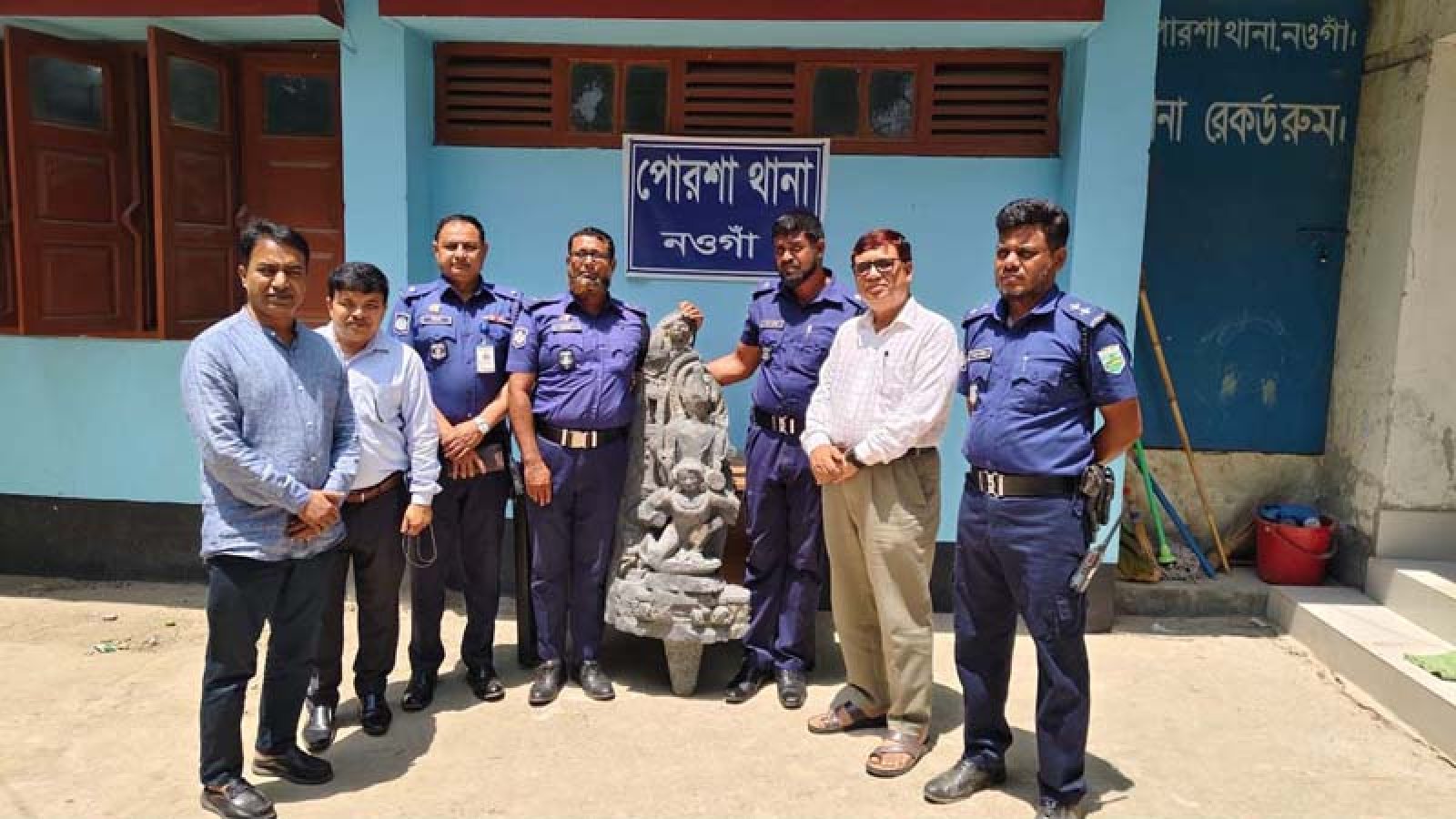 পোরশায় উদ্ধারকৃত বিষ্ণ মূর্তি জাদুঘরে হস্তান্তর