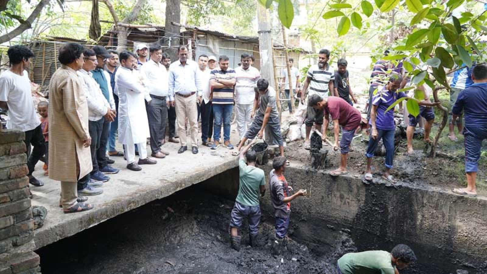নগরীতে ড্রেন পরিস্কারকরণ কার্যক্রম পরিদর্শনে রাসিক প্রশাসক