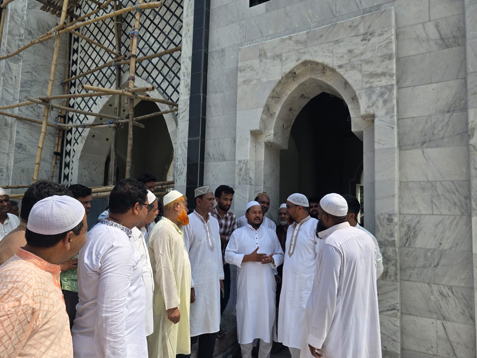 হযরত শাহ মখদুম রূপোস (রহ.) দরগা মাজারের উন্নয়ন কাজ পরিদর্শনে রাসিক প্রশাসক