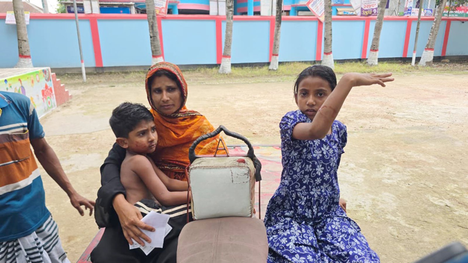 সাঁথিয়ায় কুকুরের কামড়ে আহত ৭