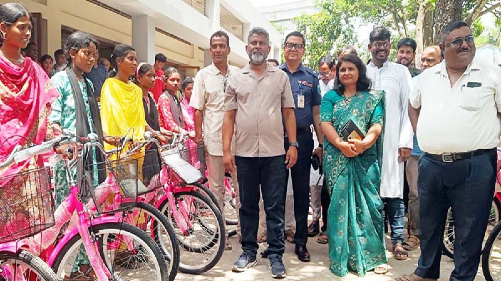 বদলগাছীতে ক্ষুদ্র নৃ-গোষ্ঠীর শিক্ষার্থীর মধ্যে বাইসাইকেল, সেলাই মেশিন ও শিক্ষা বৃত্তি বিতরণ