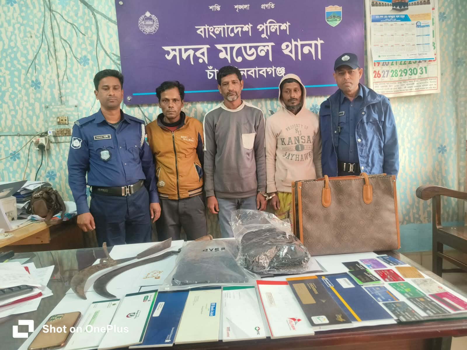 চাঁপাইনবাবগঞ্জে ছিনতাইয়ের ঘটনায় ৩ জন গ্রেপ্তার,মালামাল উদ্ধার