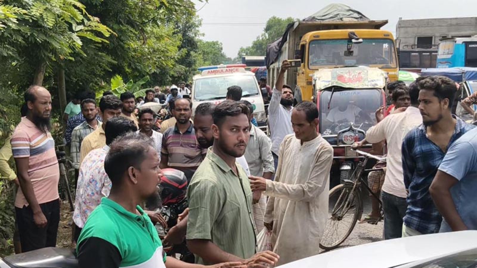 মান্দায় মহাসড়ক অবরোধ তিন চালকের বিরুদ্ধে মামলা