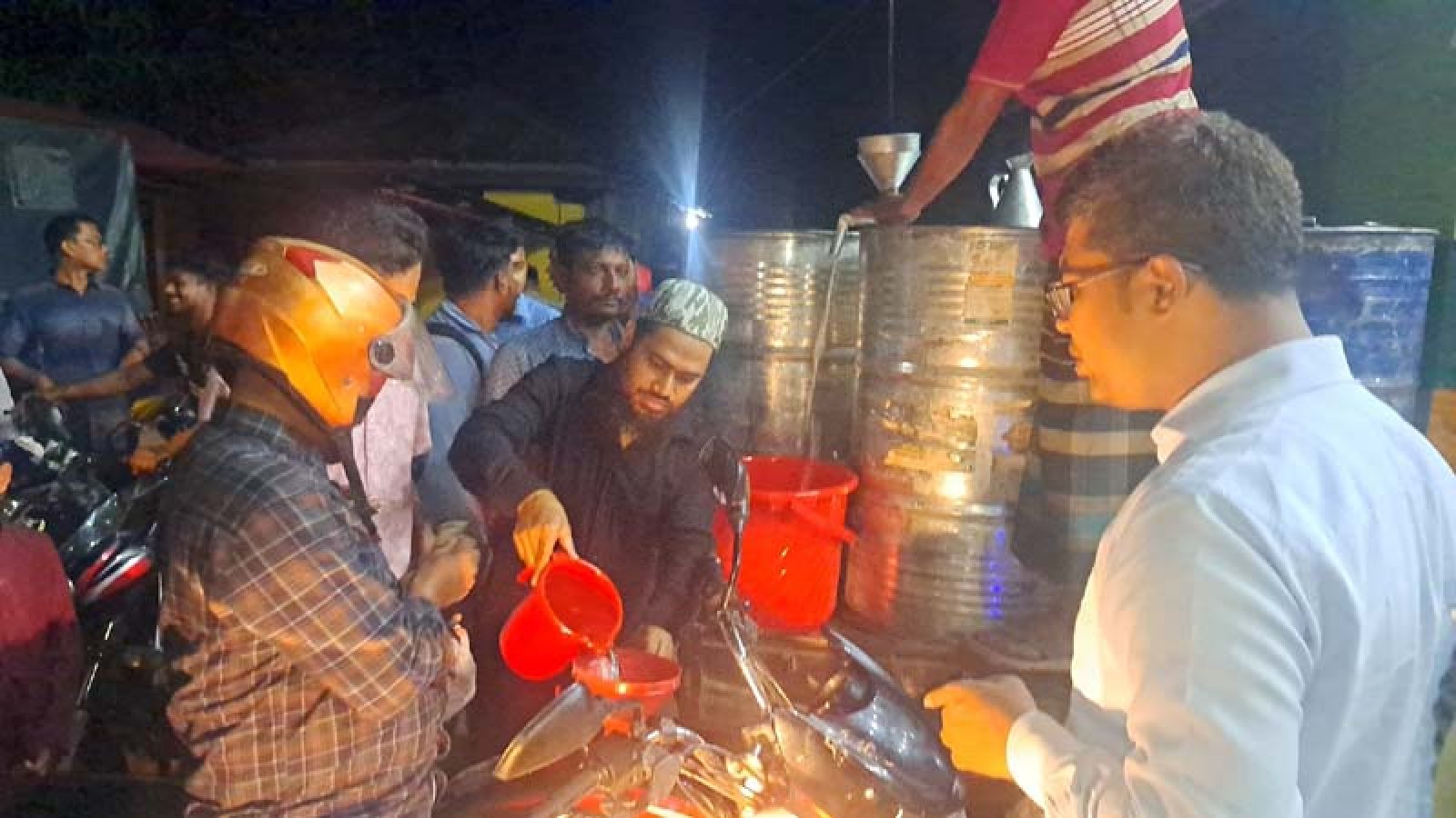 চাটমোহরে ২৪০০ লিটার জব্দকৃত তেল খোলা বাজারে বিক্রি, ২ জনকে জরিমানা
