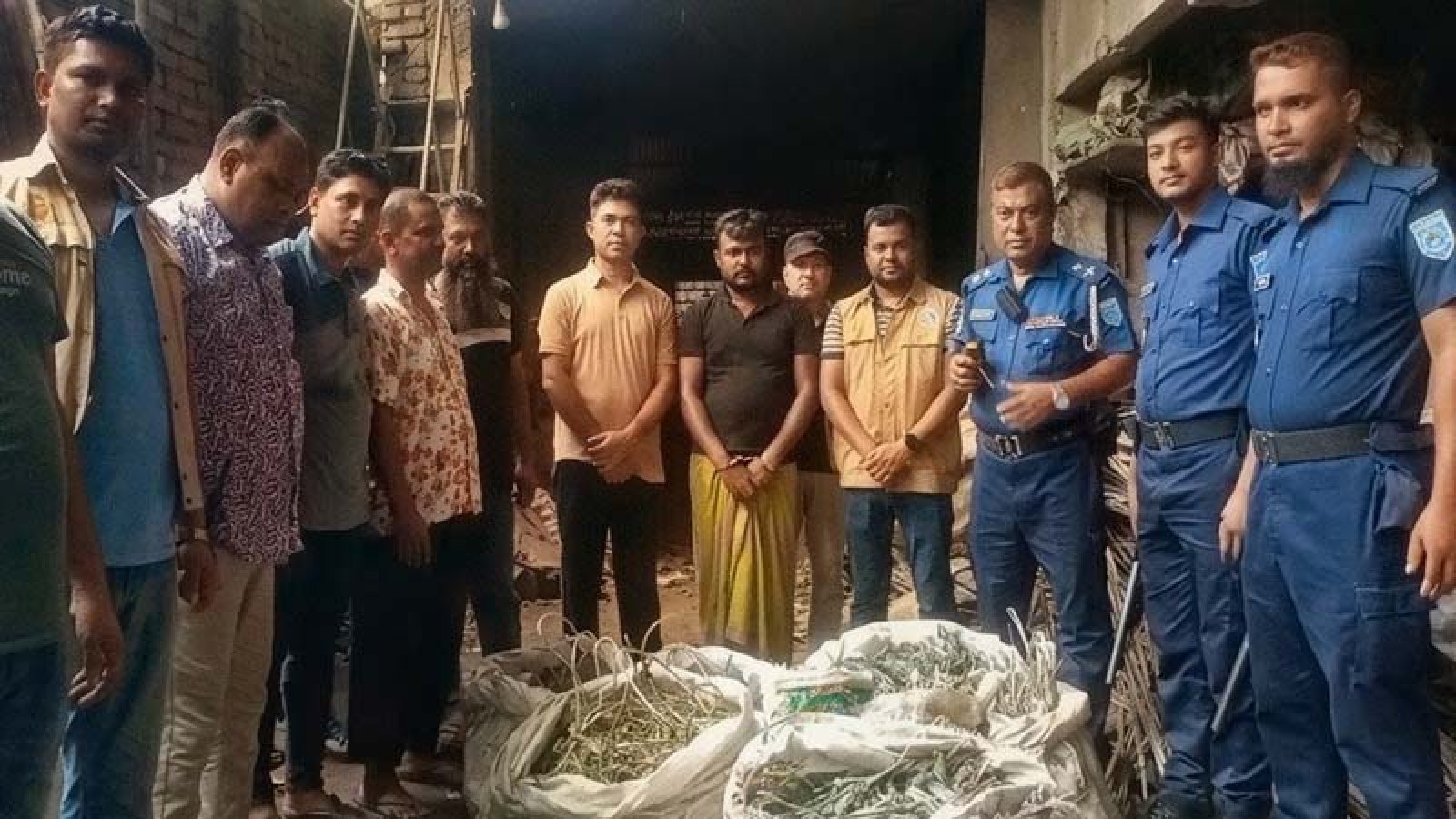 পার্বতীপুরে ভাঙাড়ি দোকানে ১১৪ কেজি চোরাই বৈদ্যুতিক তার ও মোটরসাইকেল উদ্ধার