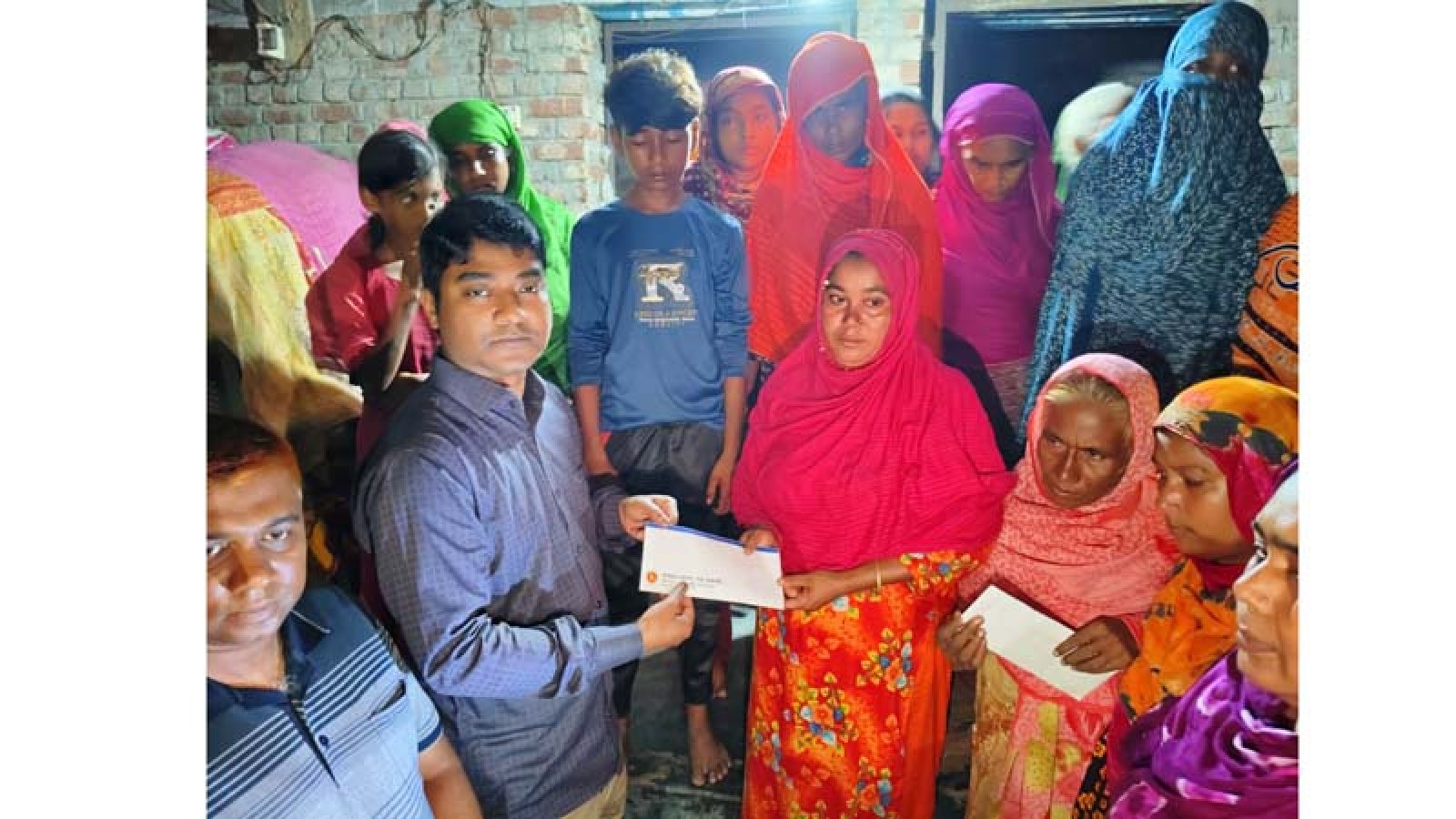পদ্মায় ডুবে যাওয়া বাবা-ছেলের পরিবারের পাশে পবা উপজেলা প্রশাসন
