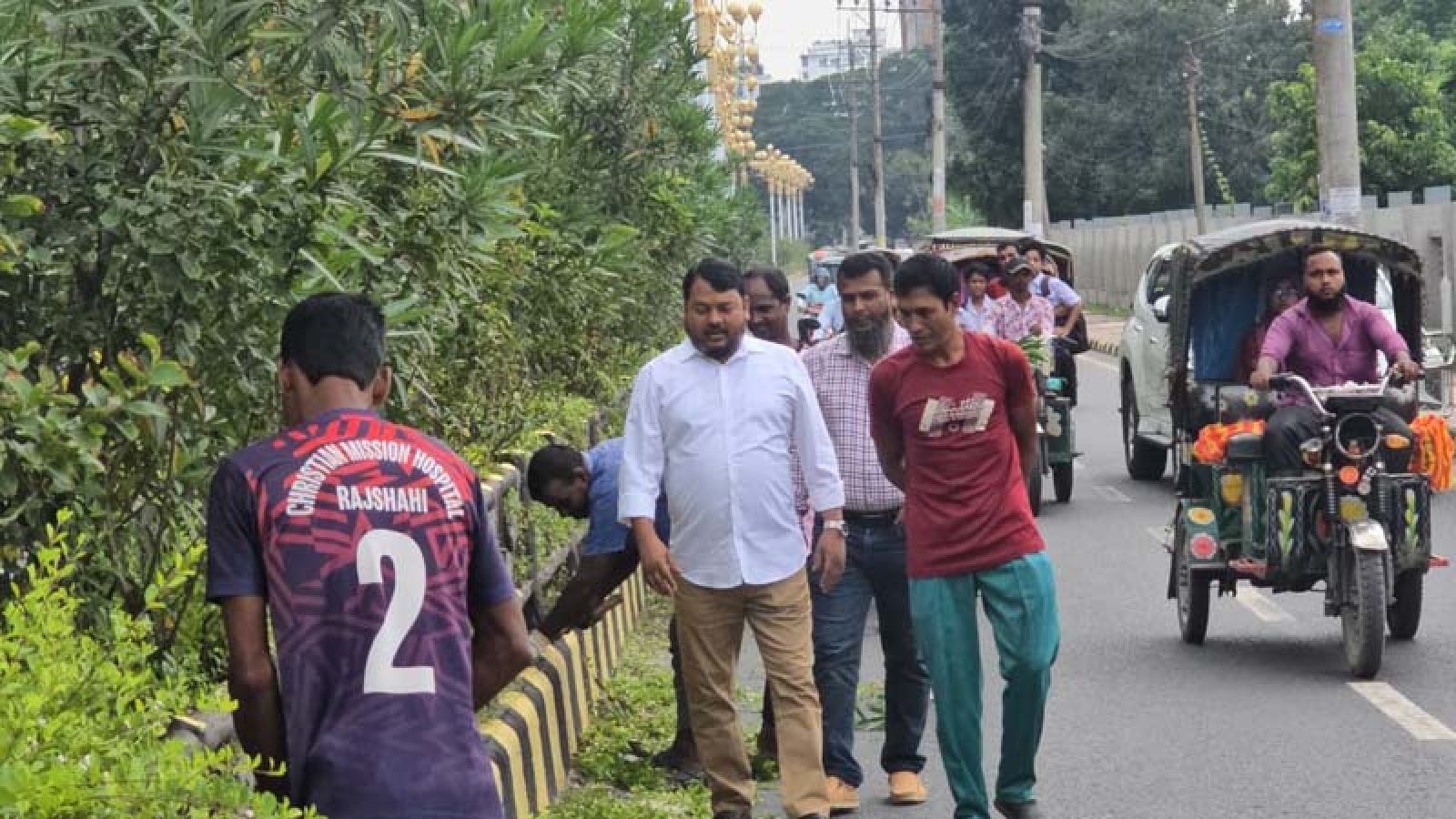 আইল্যান্ডে গাছের পরিচর্যা ও পরিষ্কার-পরিচ্ছন্নতা কার্যক্রম পরিদর্শনে রাসিক প্রশাসক