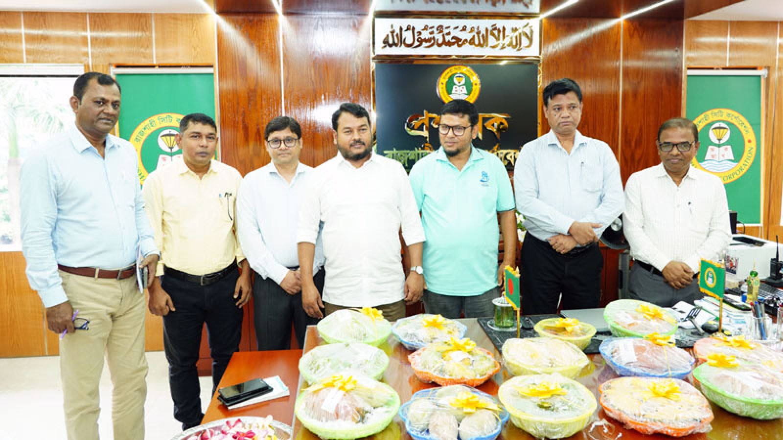 রাসিক প্রশাসককে বিভিন্ন প্রজাতির আম উপহার প্রদান