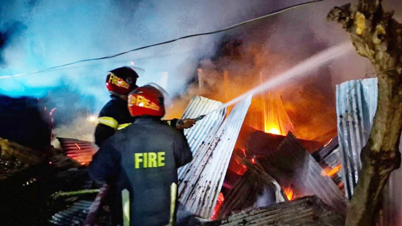 মাধবদীতে প্রেমিককে কোপানোর জেরে প্রেমিকার বাড়িতে আগুন