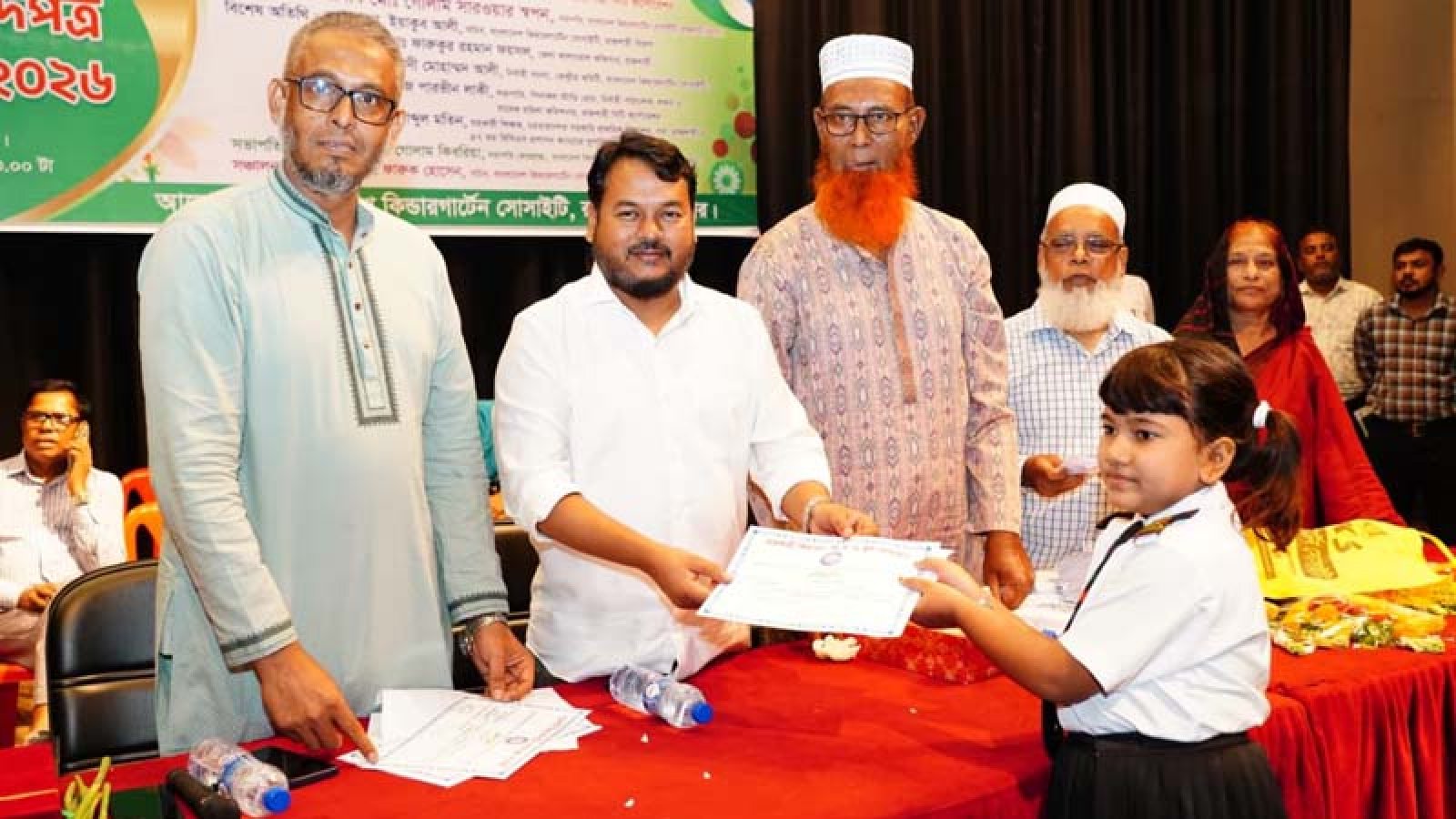 নগরীতে কৃতী শিক্ষার্থীদের মাঝে নগদ অর্থ ও সনদপত্র বিতরণ