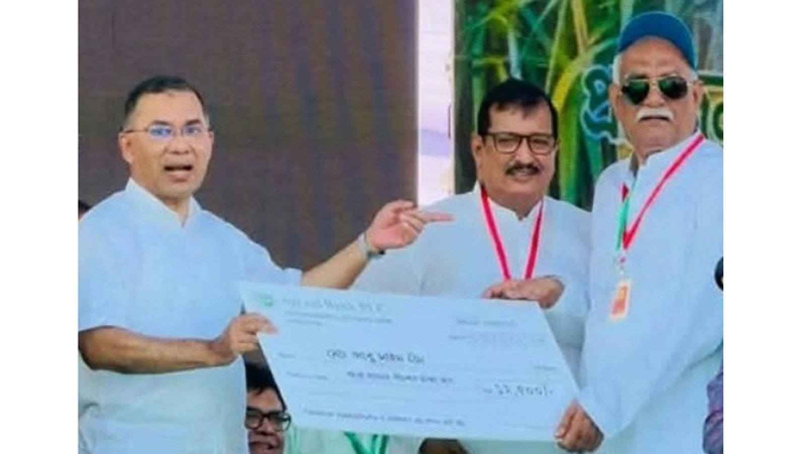 এমপি হয়েও আখচাষির প্রণোদনার চেক নিলেন চাঁদ
