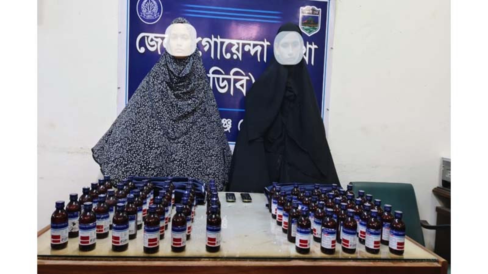 শিবগঞ্জে মাদক ও ট্রাকের যন্ত্রাংশসহ দুই নারী আটক