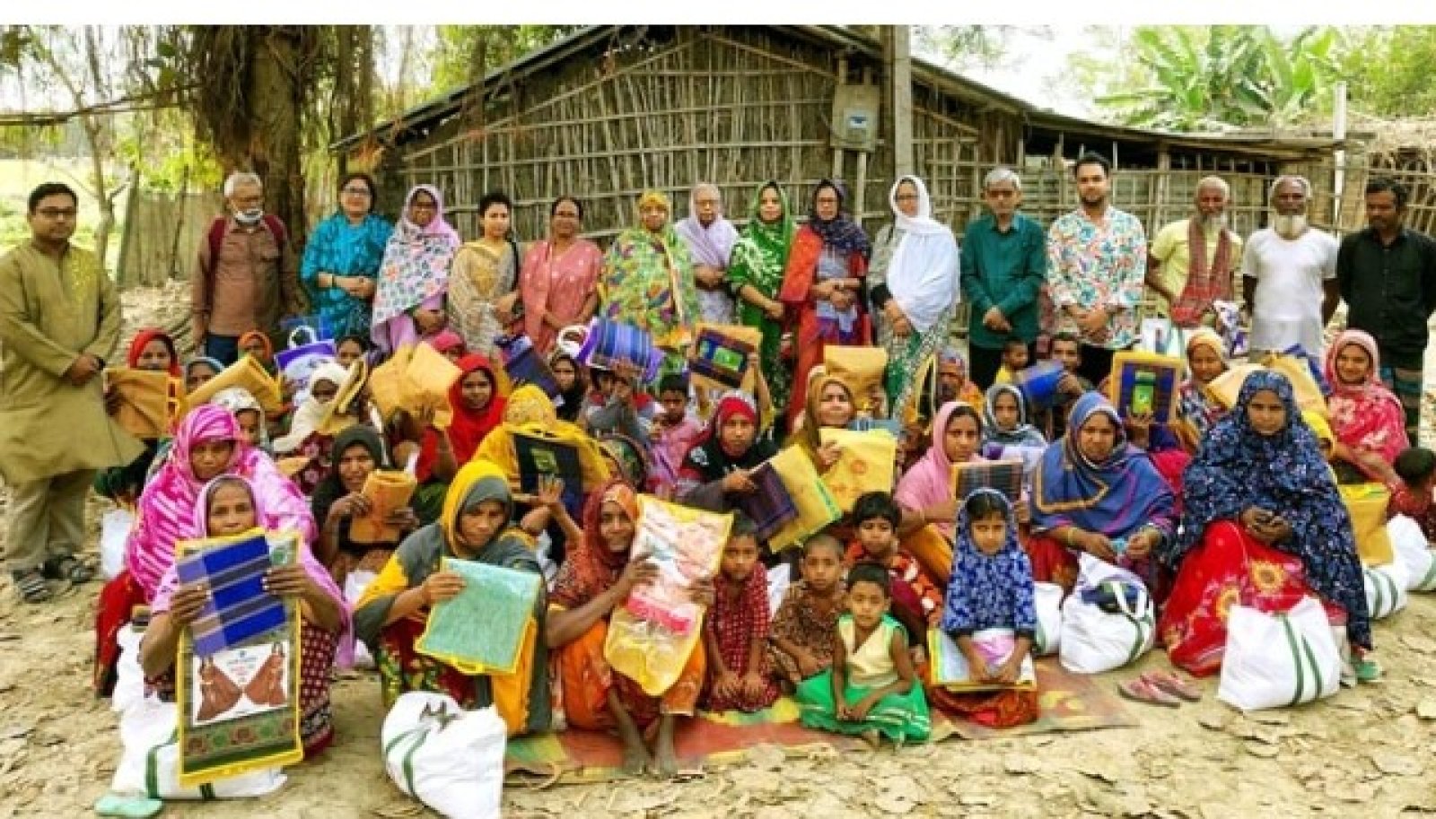চাঁপাইনবাবগঞ্জে অস্বচ্ছন্দ পরিবারের মাঝে ইদের নতুন পোশাকসহ খাদ্য সামগ্রী বিতরণ