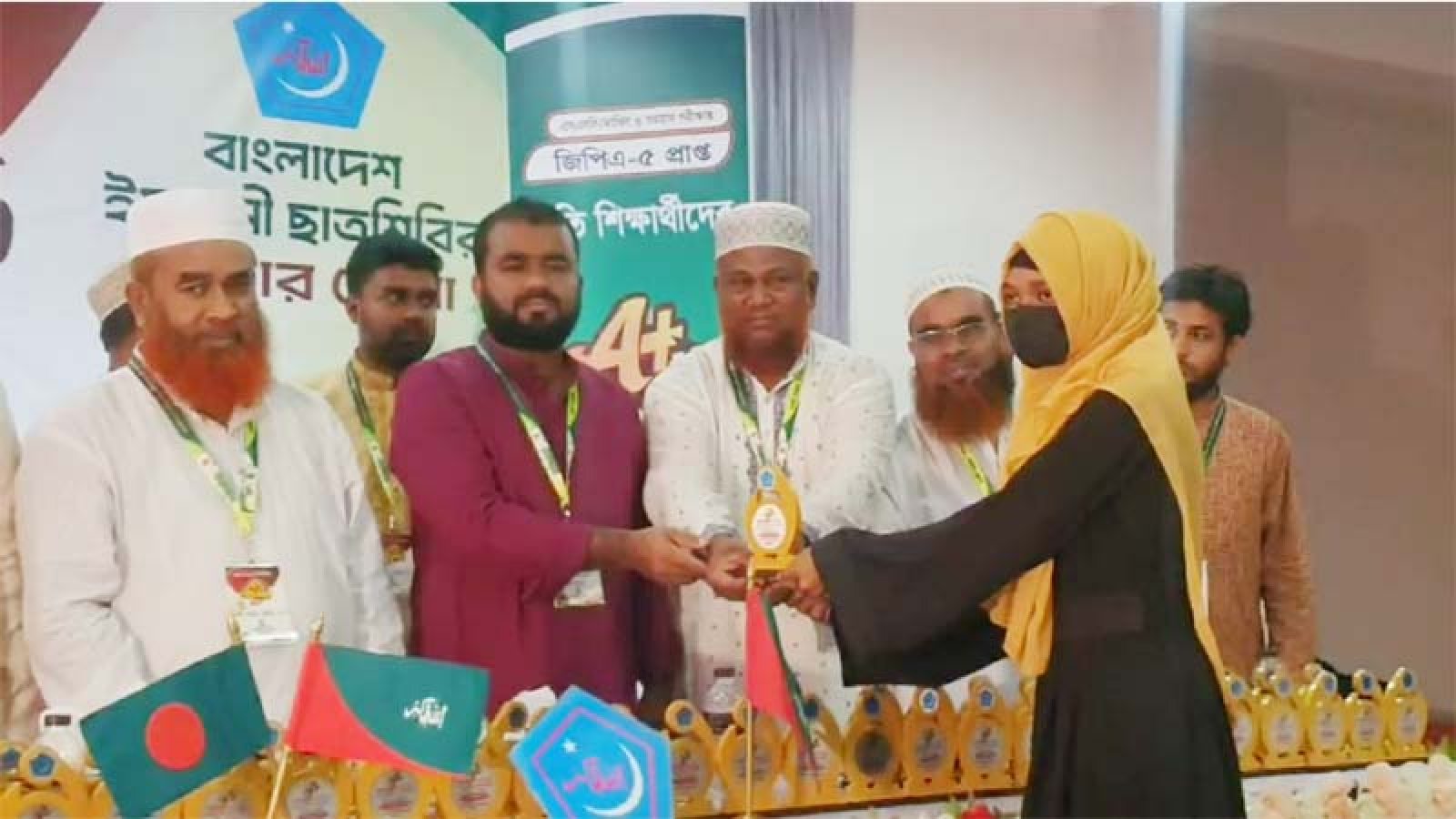 নাটোরে জিপিএ-৫ প্রাপ্ত কৃতী শিক্ষার্থীদের এ প্লাস সংবর্ধনা