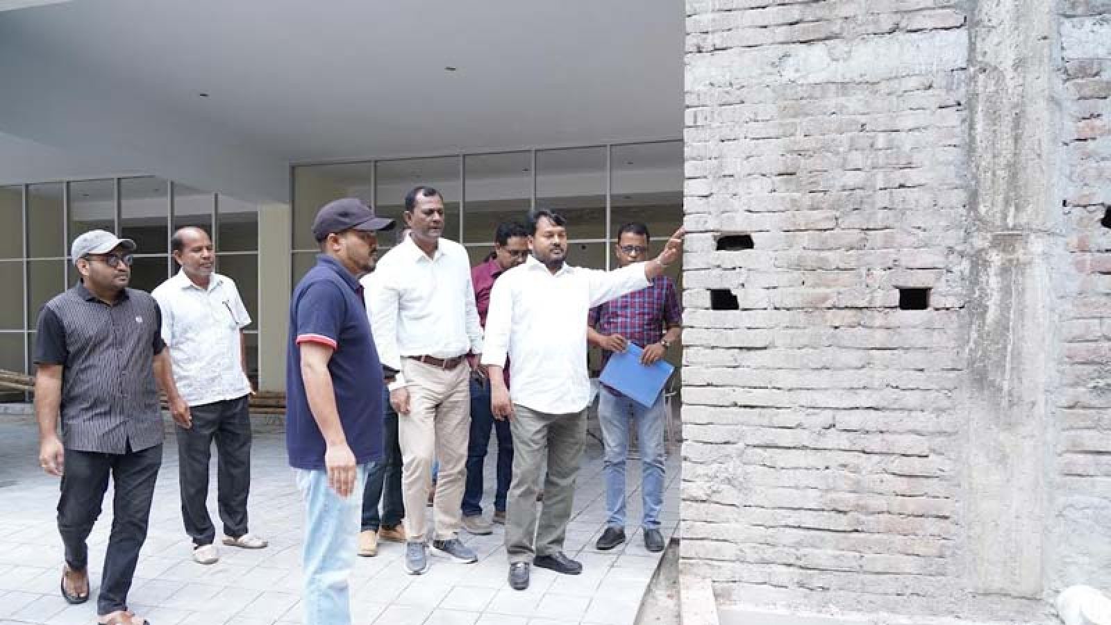 নির্মাণাধীন ৬ নম্বর ওয়ার্ড কার্যালয় পরিদর্শনে রাসিক প্রশাসক