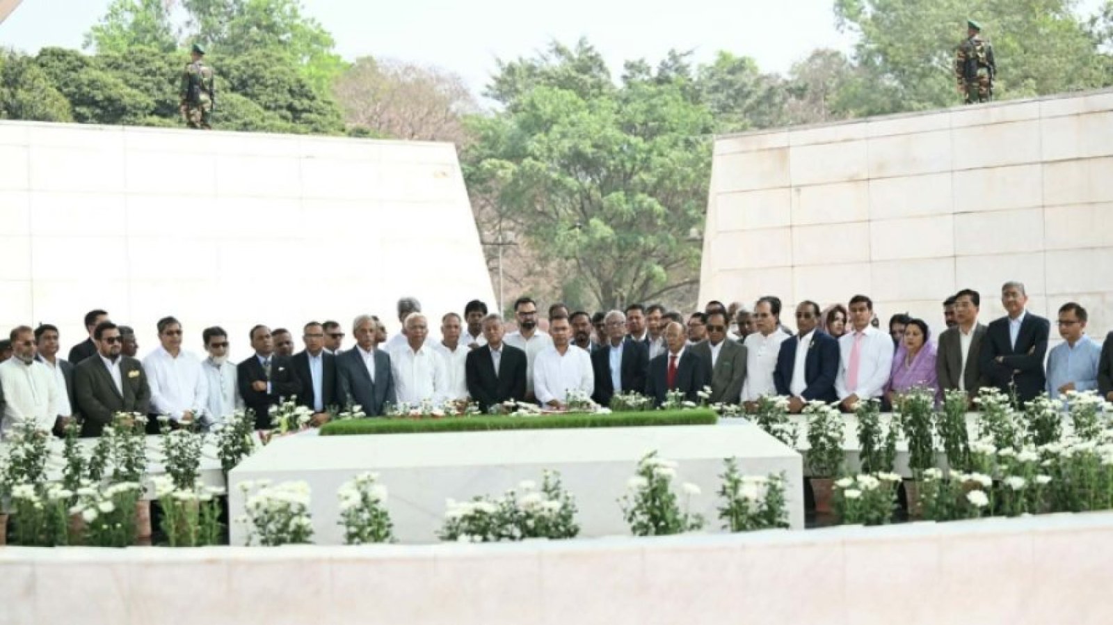 জিয়াউর রহমান ও খালেদা জিয়ার সমাধিতে প্রধানমন্ত্রীর শ্রদ্ধা