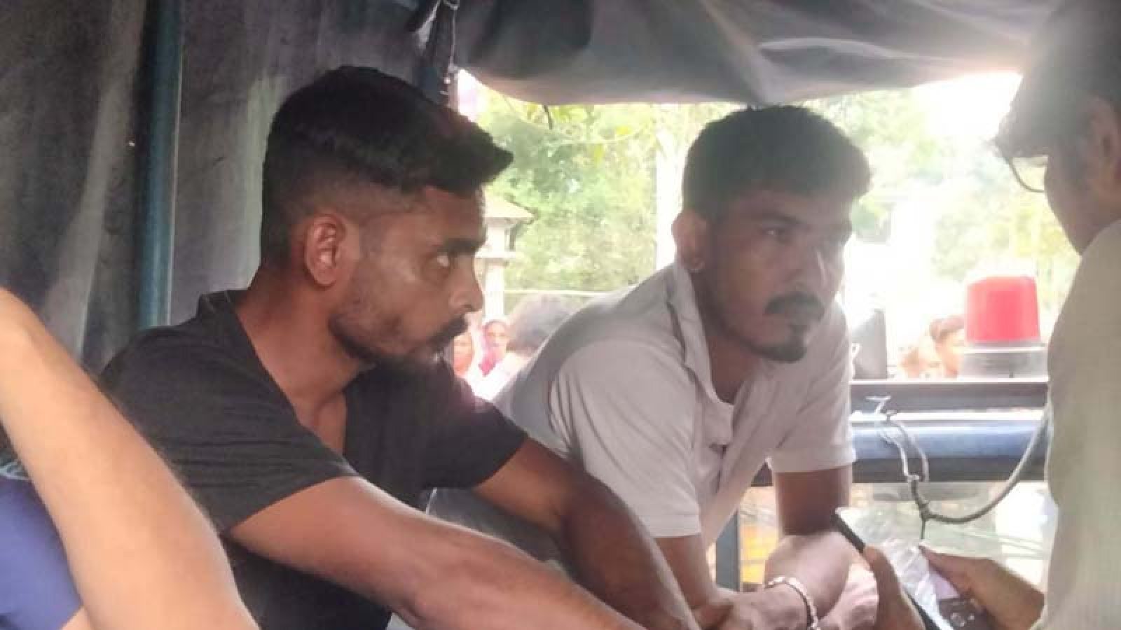 বাঘায় ডিবি পরিচয়ে চাঁদাবাজির অভিযোগে দুই যুবক আটক