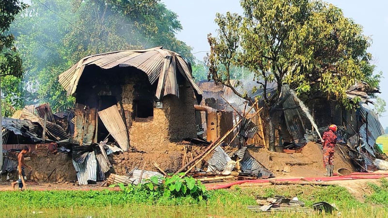 মান্দায় হত্যা মামলার আসামিদের বাড়িতে হামলা, ভাঙচুর ও অগ্নিসংযোগ
